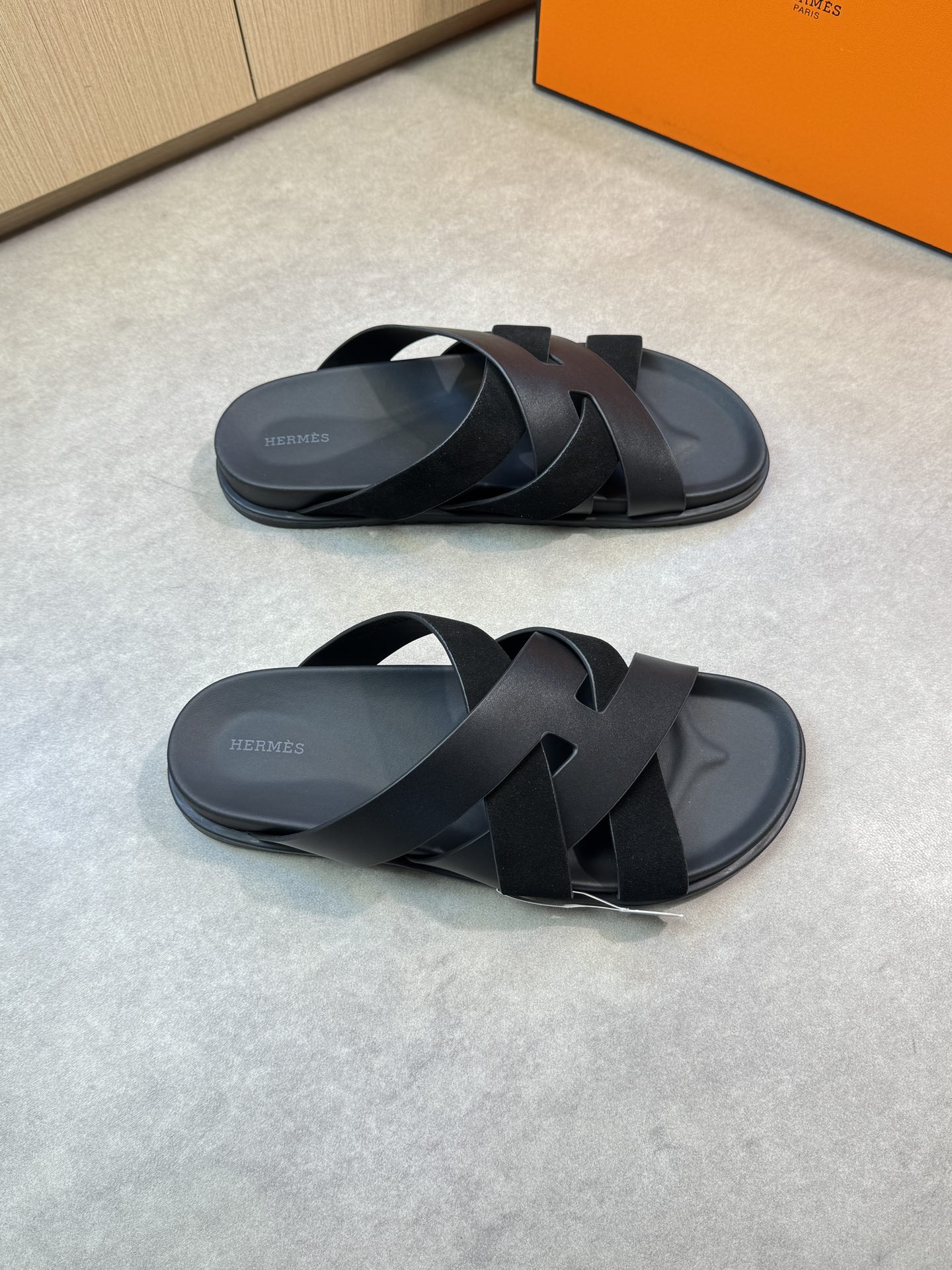 NO:275954,【HERMES】HERMES - High-end quality ●Original single casual sandals - Imported upper Napa calfskin, reverse velvet calfskin, weaving process - Inner water dyed cowhide - Outsole ultra-light TPR rubber· genuine leather bag TPU water table; combined molding outsole - Ultra-high quality control·fine workmanship highlighted (high-end, noble, grade) -Size 39-44 (38, 45, 46, 47, can be customized)·HMS0199,, hermes, hermes, slippers, cowhide19860909【 HERMES】爱马仕 -高端品质●原单休闲凉拖鞋 -鞋面进口纳帕小牛皮、反绒小牛皮、编织工艺 -内里水染牛皮 -大底超轻TPR橡胶·真皮包TPU水台；组合成型大底 -超高品控·做工精细凸显(高端·贵气·档次) -Size 39-44（38,45,46,47,可订做)·HMS0199,,hermes,hermes,slippers,cowhide,Men's shoes