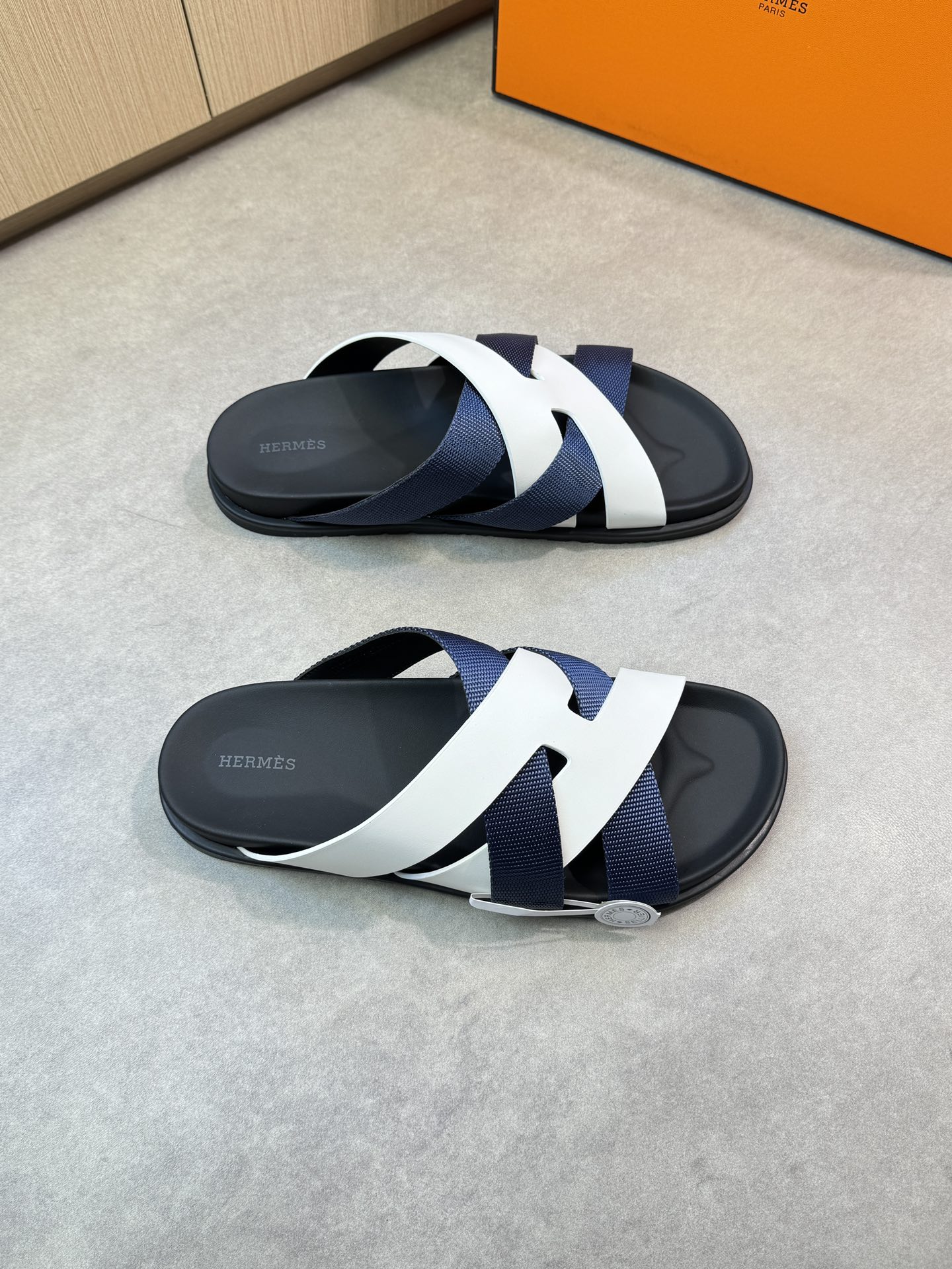 NO:275957,【HERMES】HERMES - High-end quality ●Original single casual sandals - Imported Napa calfskin on the upper, brand high merceration webbing, weaving process - Inner water dyed cowhide - Outsole ultra-light TPR rubber· genuine leather bag TPU water table; combined molding outsole - Ultra-high quality control·fine workmanship highlighted (high-end, noble, grade) -Size 39-44 (38, 45, 46, 47, can be customized)·HMS0199,, hermes, hermes, slippers, cowhide19860909【 HERMES】爱马仕 -高端品质●原单休闲凉拖鞋 -鞋面进口纳帕小牛皮、品牌高丝光织带、编织工艺 -内里水染牛皮 -大底超轻TPR橡胶·真皮包TPU水台；组合成型大底 -超高品控·做工精细凸显(高端·贵气·档次) -Size 39-44（38,45,46,47,可订做)·HMS0199,,hermes,hermes,slippers,cowhide,Men's shoes