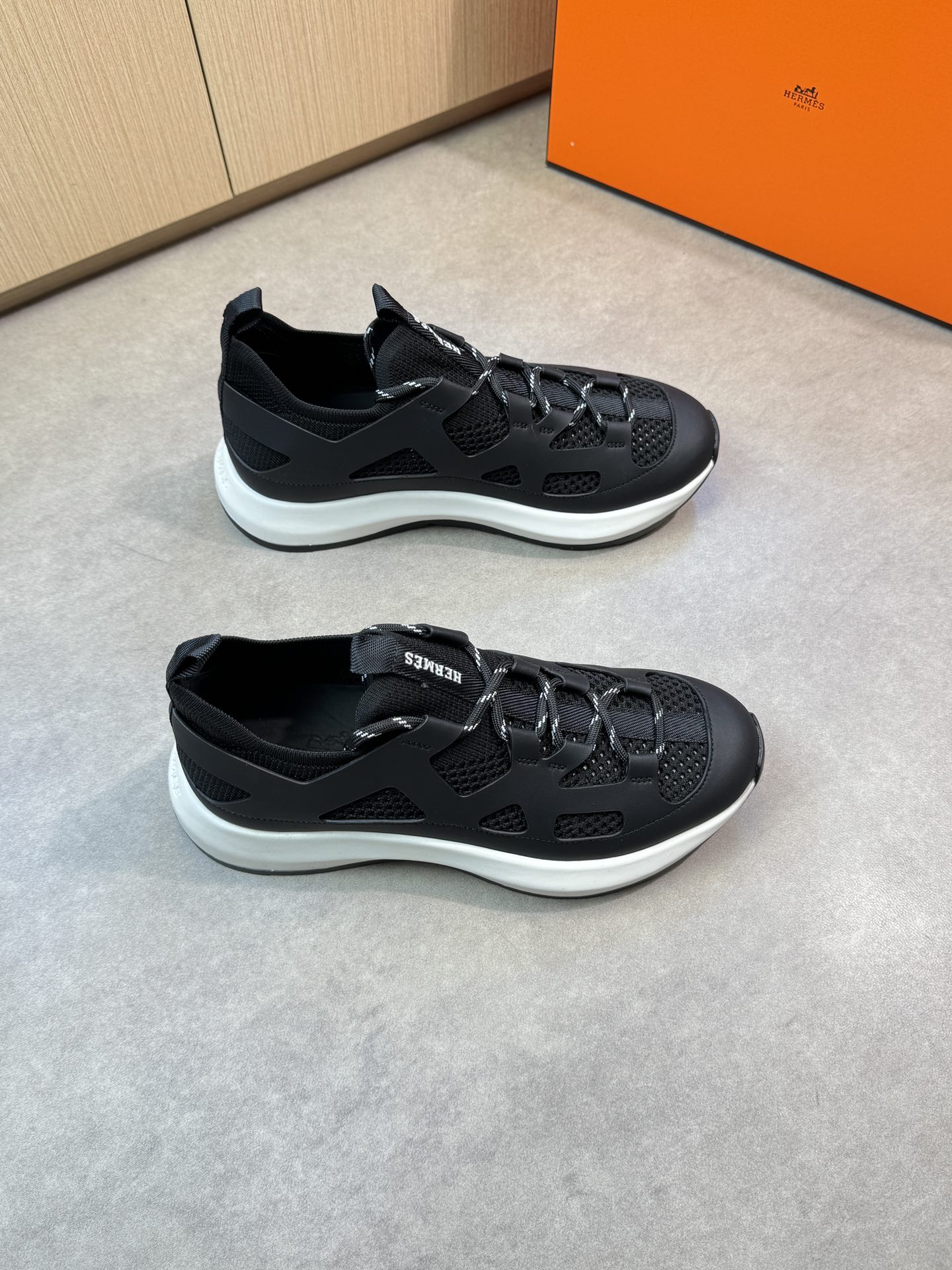 NO:276243,【HERMES】HERMES - High-end quality Original single casual sneakers - Upper Napa calfskin, forging craftsmanship, knitted fabric, shoe body brand webbing, injection molding brand logo - Inner footbed; Water dye cowhide - Outsole ultralight TPU·rubber; Two-color molded outsole - Ultra-high quality control·fine workmanship highlighting (high-end, noble, grade) -Size 38-44 (45, custom made)·HMS0135,,hermes,hermes,sneakers,cowhide19860909【 HERMES】爱马仕 -高端品质 原单休闲运动鞋 -鞋面纳帕小牛皮、锻造工艺、针织布匹、鞋身品牌织带、注塑品牌logo -内里垫脚；水染牛皮 -大底超轻TPU·橡胶；双色成型大底 -超高品控·做工精细凸显(高端·贵气·档次) -Size 38-44（45,可订做)·HMS0135,,hermes,hermes,sneakers,cowhide,Men's shoes