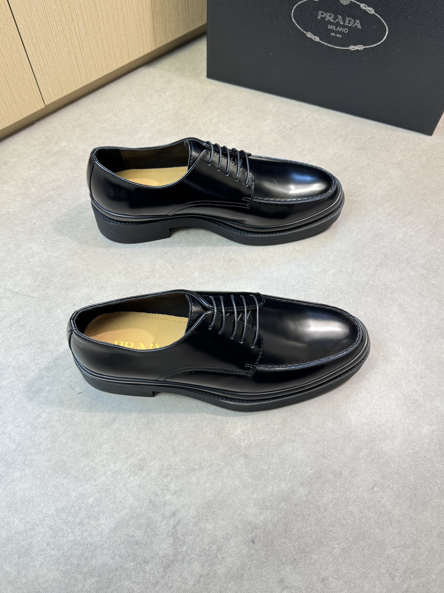 NO:276401,【PRADA】Prada - High-end quality Original single leather shoes - Upper open-edge beaded calfskin, shoe Dan's outer joint stitching perfectly spliced ​​- Inner water dyed cowhide - Outsole ultralight TPR·rubber; molded outsole - Ultra-high quality control·fine workmanship highlighted (high-end, noble, grade) -Size 39-44 (38, 45, 46, custom made)·PR0230,,prada,prada,cowhide19860909【PRADA】普拉达 -高端品质 原单正装皮鞋 -鞋面开边珠小牛皮、鞋丹外合车缝线完美拼接 -内里水染牛皮 -大底超轻TPR·橡胶；成型大底 -超高品控·做工精细凸显(高端·贵气·档次) -Size 39-44（38,45,46,可订做)·PR0230,,prada,prada,cowhide,Men's shoes