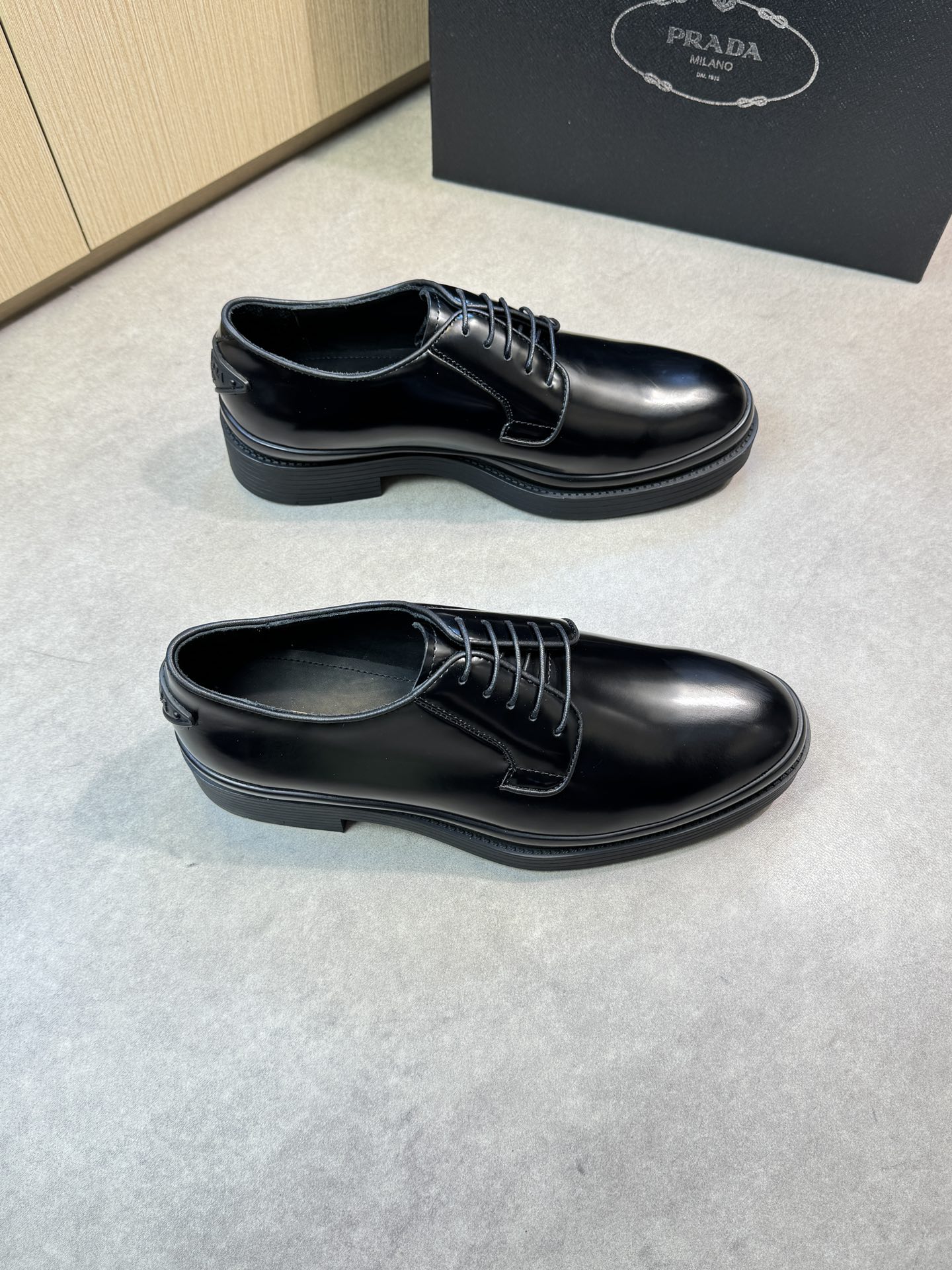 NO:276403,【PRADA】Prada - High-end quality Original single formal leather shoes - Upper beaded calfskin, shoe mouth spiral craftsmanship, heel sewing plastic logo module perfect splicing - Inner water dyed cowhide - Outsole ultra-light TPR·rubber; molded outsole - Ultra-high quality control·fine workmanship highlighted (high-end, noble, grade) -Size 39-44 (38, 45, 46, custom made)·PR0230,,prada,prada,cowhide19860909【PRADA】普拉达 -高端品质 原单正装皮鞋 -鞋面开边珠小牛皮、鞋口车滚边工艺、后跟车缝塑胶logo模块完美拼接 -内里水染牛皮 -大底超轻TPR·橡胶；成型大底 -超高品控·做工精细凸显(高端·贵气·档次) -Size 39-44（38,45,46,可订做)·PR0230,,prada,prada,cowhide,Men's shoes