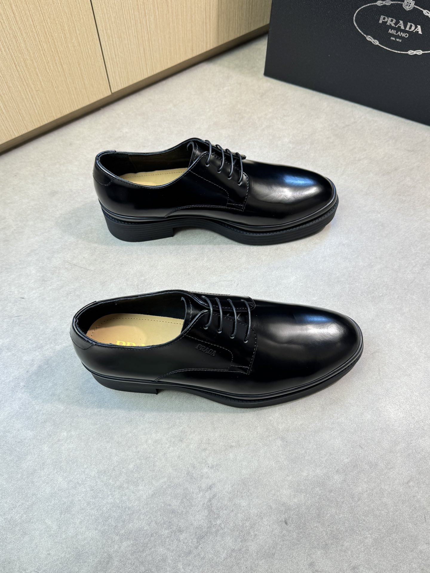 NO:276405,【PRADA】Prada - High-end quality Original single formal leather shoes - Upper open-edge beaded calfskin, shoe ear air compressor brand logo perfect splicing - Inner water dyed cowhide - Outsole ultra-light TPR·rubber; molded outsole - Ultra-high quality control·fine workmanship highlighted (high-end, noble, grade) -Size 39-44 (38, 45, 46, custom made)·PR0230,,prada,prada,cowhide19860909【PRADA】普拉达 -高端品质 原单正装皮鞋 -鞋面开边珠小牛皮、鞋耳空压品牌logo完美拼接 -内里水染牛皮 -大底超轻TPR·橡胶；成型大底 -超高品控·做工精细凸显(高端·贵气·档次) -Size 39-44（38,45,46,可订做)·PR0230,,prada,prada,cowhide,Men's shoes