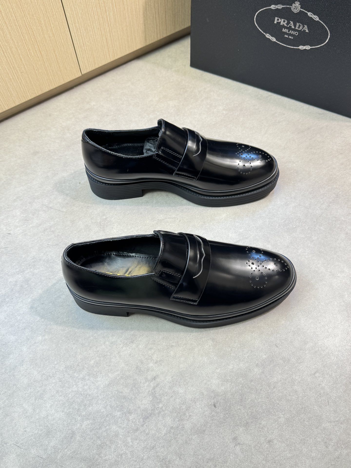 NO:276408,【PRADA】Prada - High-end quality Original single formal leather shoes - Calfskin with open-edge beads on the upper, and the toe punching process is perfectly spliced ​​- Water dyed cowhide inside - Ultra-light TPR·rubber; molded sole - Ultra-high quality control·fine workmanship highlighted (high-end, noble, grade) -Size 39-44 (38, 45, 46, custom made)·PR0230,,prada,prada,cowhide19860909【PRADA】普拉达 -高端品质 原单正装皮鞋 -鞋面开边珠小牛皮、鞋头打孔工艺完美拼接 -内里水染牛皮 -大底超轻TPR·橡胶；成型大底 -超高品控·做工精细凸显(高端·贵气·档次) -Size 39-44（38,45,46,可订做)·PR0230,,prada,prada,cowhide,Men's shoes