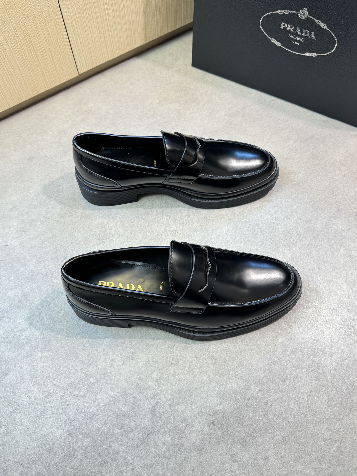 NO:276409,【PRADA】Prada - High-end quality Original single formal leather shoes - Upper open-edge beaded calfskin, shoe Dan outer joint stitching, brand cross-bond decoration - Inner water dyed cowhide - Outsole ultra-light TPR·rubber; molded sole - Ultra-high quality control·fine workmanship highlighted (high-end, noble, grade) -Size 39-44 (38, 45, 46, custom made)·PR0230,,prada,prada,cowhide19860909【PRADA】普拉达 -高端品质 原单正装皮鞋 -鞋面开边珠小牛皮、鞋丹外合车缝线、品牌横担装饰 -内里水染牛皮 -大底超轻TPR·橡胶；成型大底 -超高品控·做工精细凸显(高端·贵气·档次) -Size 39-44（38,45,46,可订做)·PR0230,,prada,prada,cowhide,Men's shoes