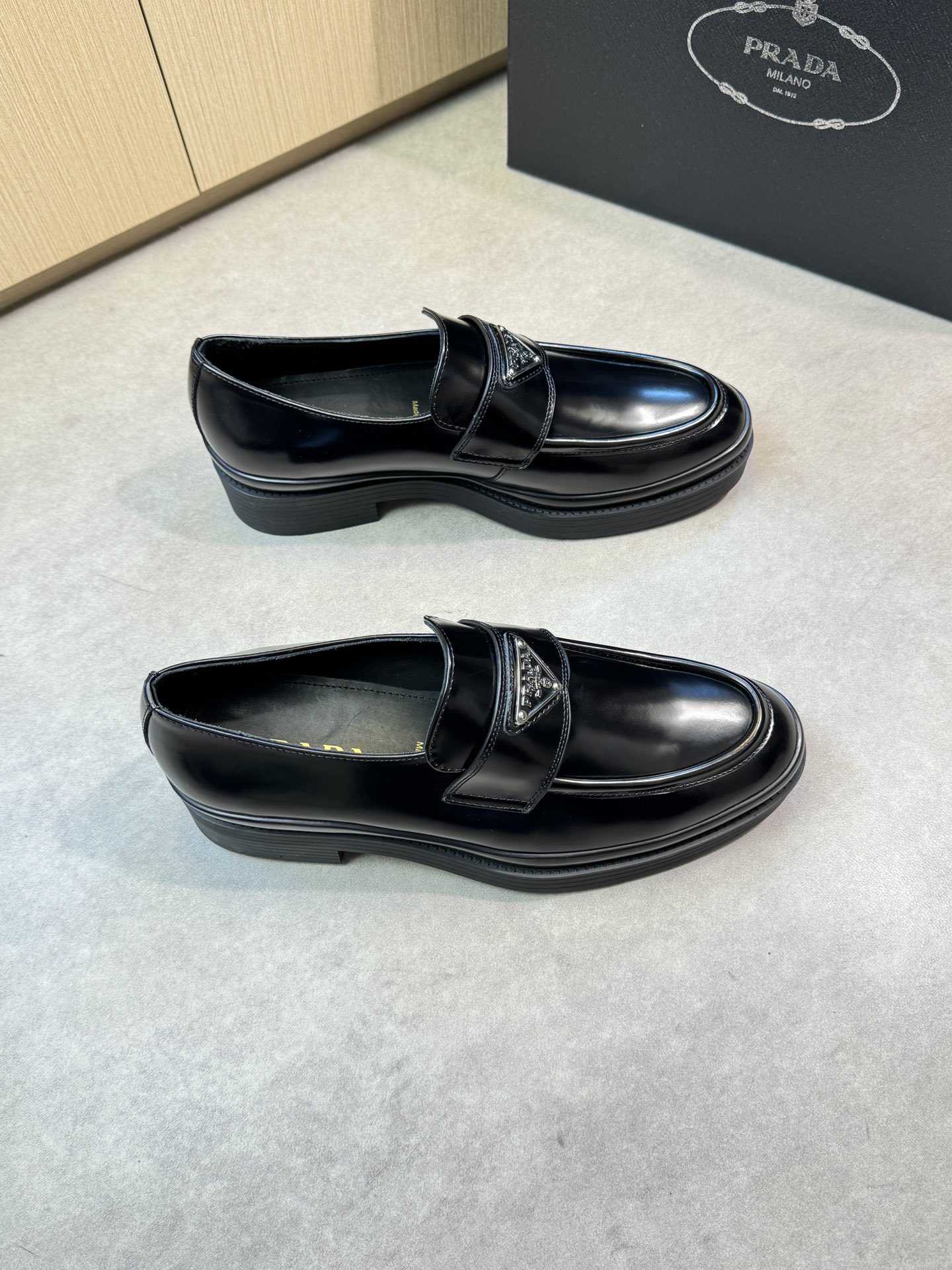 NO:276412,【PRADA】Prada - High-end quality Original single formal leather shoes - Upper open-edge beaded calfskin, shoe Dan reverse-dark line craftsmanship, brand cross-bond metal fastener decoration - Inner water dyed cowhide - Outsole ultra-light TPR·rubber; molded outsole - Ultra-high quality control·fine workmanship highlighted (high-end, noble, grade) -Size 39-44 (38, 45, 46, custom made)·PR0230,,prada,prada,cowhide19860909【PRADA】普拉达 -高端品质 原单正装皮鞋 -鞋面开边珠小牛皮、鞋丹反反暗线工艺、品牌横担金属扣件装饰 -内里水染牛皮 -大底超轻TPR·橡胶；成型大底 -超高品控·做工精细凸显(高端·贵气·档次) -Size 39-44（38,45,46,可订做)·PR0230,,prada,prada,cowhide,Men's shoes