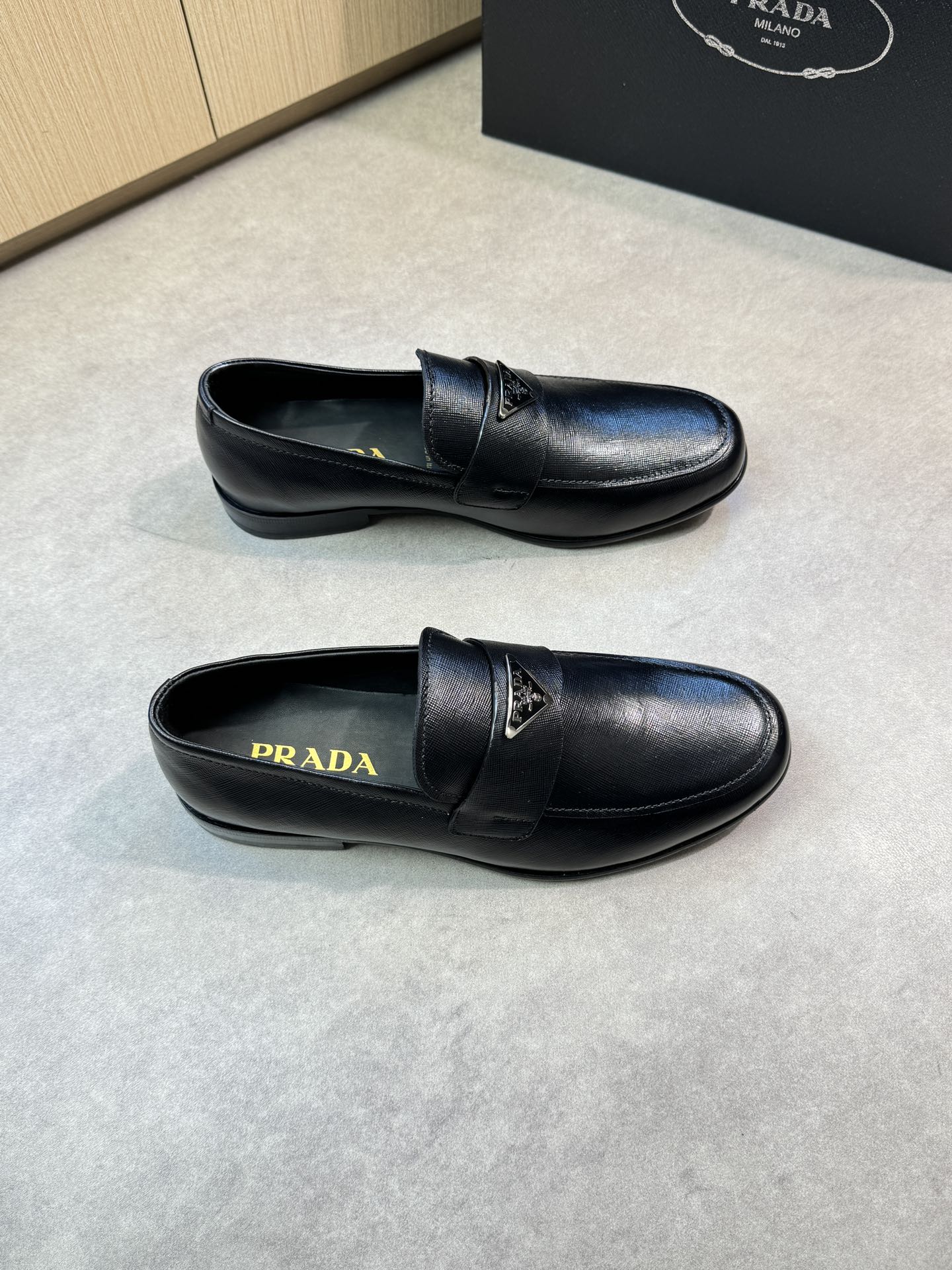 NO:276414,【PRADA】Prada - High-end quality Original single leather shoes - upper palm pattern calfskin, brand cross-length metal fastener decoration - inner water dyed cowhide - outsole ultra-light TPR· genuine leather; combined molded leather outsole - ultra-high quality control·fine workmanship highlighted (high-end, noble, grade) -Size 39-44 (38, 45, 46, custom made)·PR0230,,prada,prada,cowhide,Leather soles19860909【PRADA】普拉达 -高端品质 原单正装皮鞋 -鞋面手掌纹小牛皮、品牌横担金属扣件装饰 -内里水染牛皮 -大底超轻TPR·真皮；组合成型真皮大底 -超高品控·做工精细凸显(高端·贵气·档次) -Size 39-44（38,45,46,可订做)·PR0230,,prada,prada,cowhide,Leather soles,Men's shoes