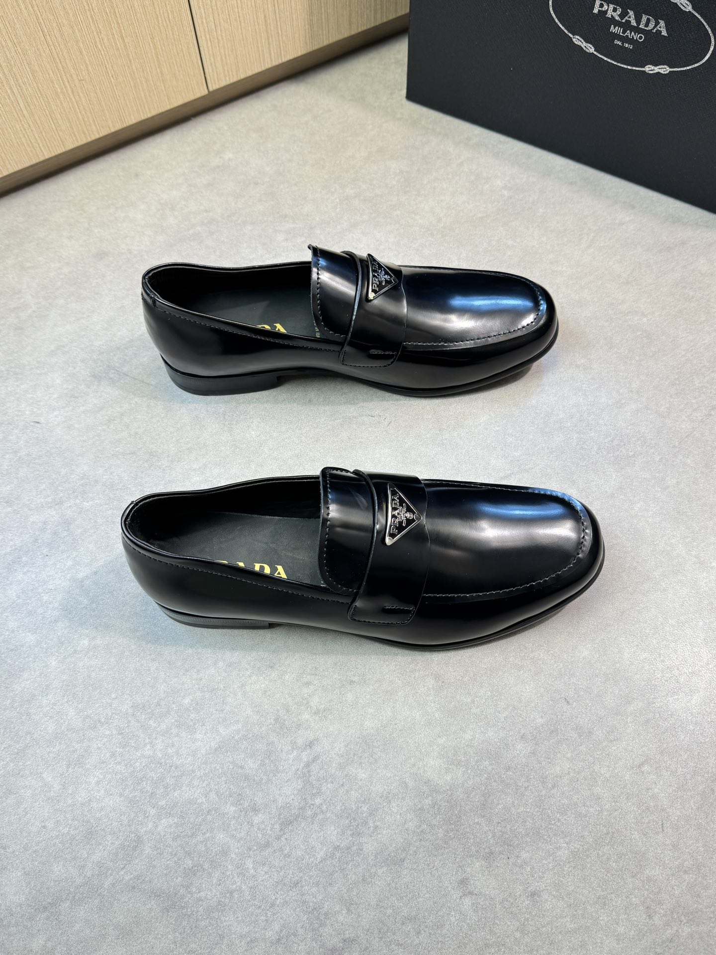 NO:276417,【PRADA】Prada - High-end quality Original single leather shoes - Open-edged beaded calfskin on the upper, brand cross-length metal fastener decoration - Inner water dyed cowhide - Outsole ultra-light TPR· genuine leather; Combined molded leather outsole - Ultra-high quality control·fine workmanship highlighted (high-end, noble, grade) -Size 39-44 (38, 45, 46, custom made)·PR0230,,prada,prada,cowhide,Leather soles19860909【PRADA】普拉达 -高端品质 原单正装皮鞋 -鞋面开边珠小牛皮、品牌横担金属扣件装饰 -内里水染牛皮 -大底超轻TPR·真皮；组合成型真皮大底 -超高品控·做工精细凸显(高端·贵气·档次) -Size 39-44（38,45,46,可订做)·PR0230,,prada,prada,cowhide,Leather soles,Men's shoes