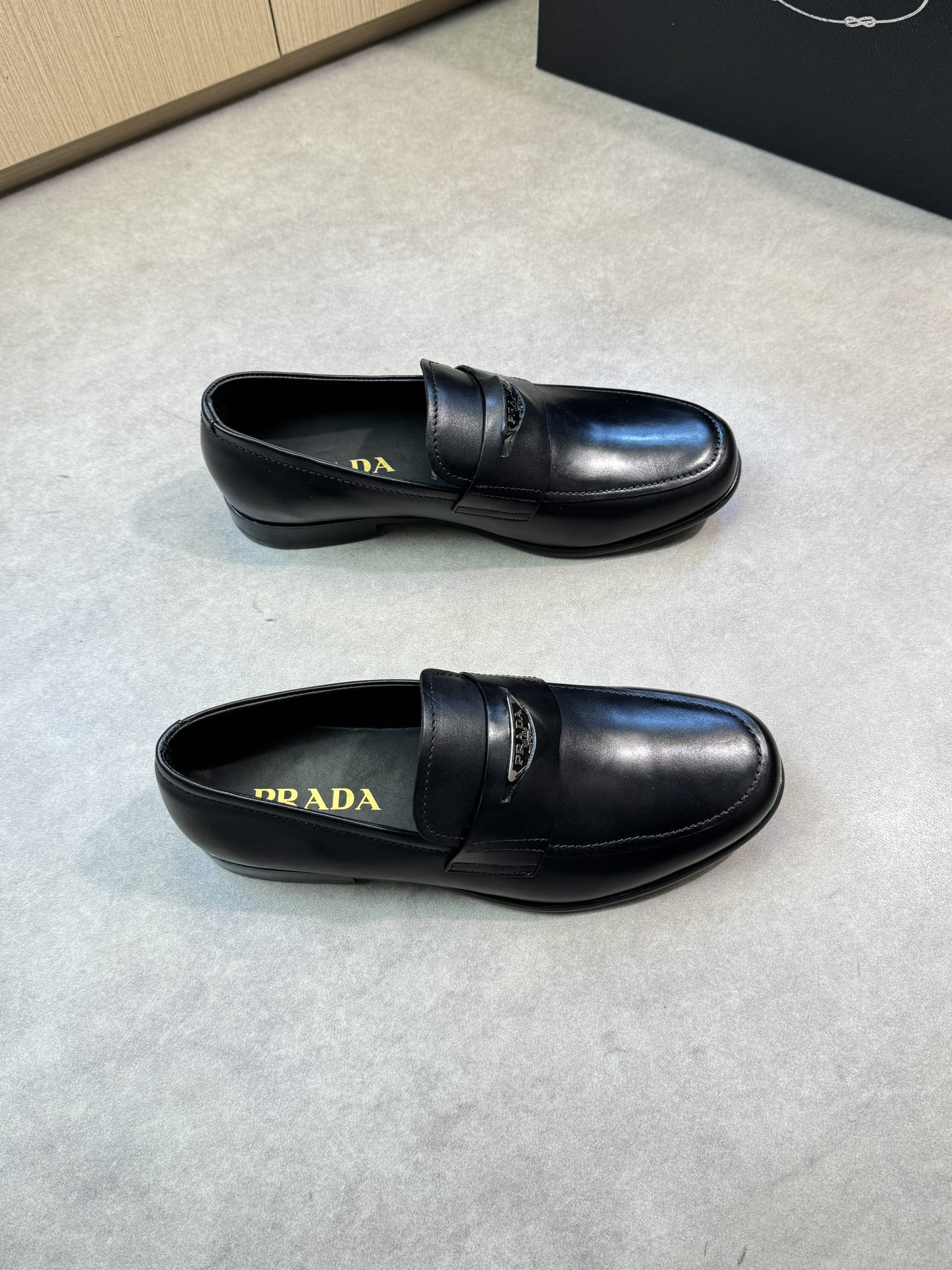 NO:276420,【PRADA】Prada - High-end quality Original single leather shoes - Upper Napa calfskin, brand cross-length metal fastener decoration - Inner water dyed cowhide - Outsole ultra-light TPR· genuine leather; Combined molded leather outsole - Ultra-high quality control·fine workmanship highlighted (high-end, noble, grade) -Size 39-44 (38, 45, 46, custom made)·PR0230,,prada,prada,cowhide,Leather soles19860909【PRADA】普拉达 -高端品质 原单正装皮鞋 -鞋面纳帕小牛皮、品牌横担金属扣件装饰 -内里水染牛皮 -大底超轻TPR·真皮；组合成型真皮大底 -超高品控·做工精细凸显(高端·贵气·档次) -Size 39-44（38,45,46,可订做)·PR0230,,prada,prada,cowhide,Leather soles,Men's shoes