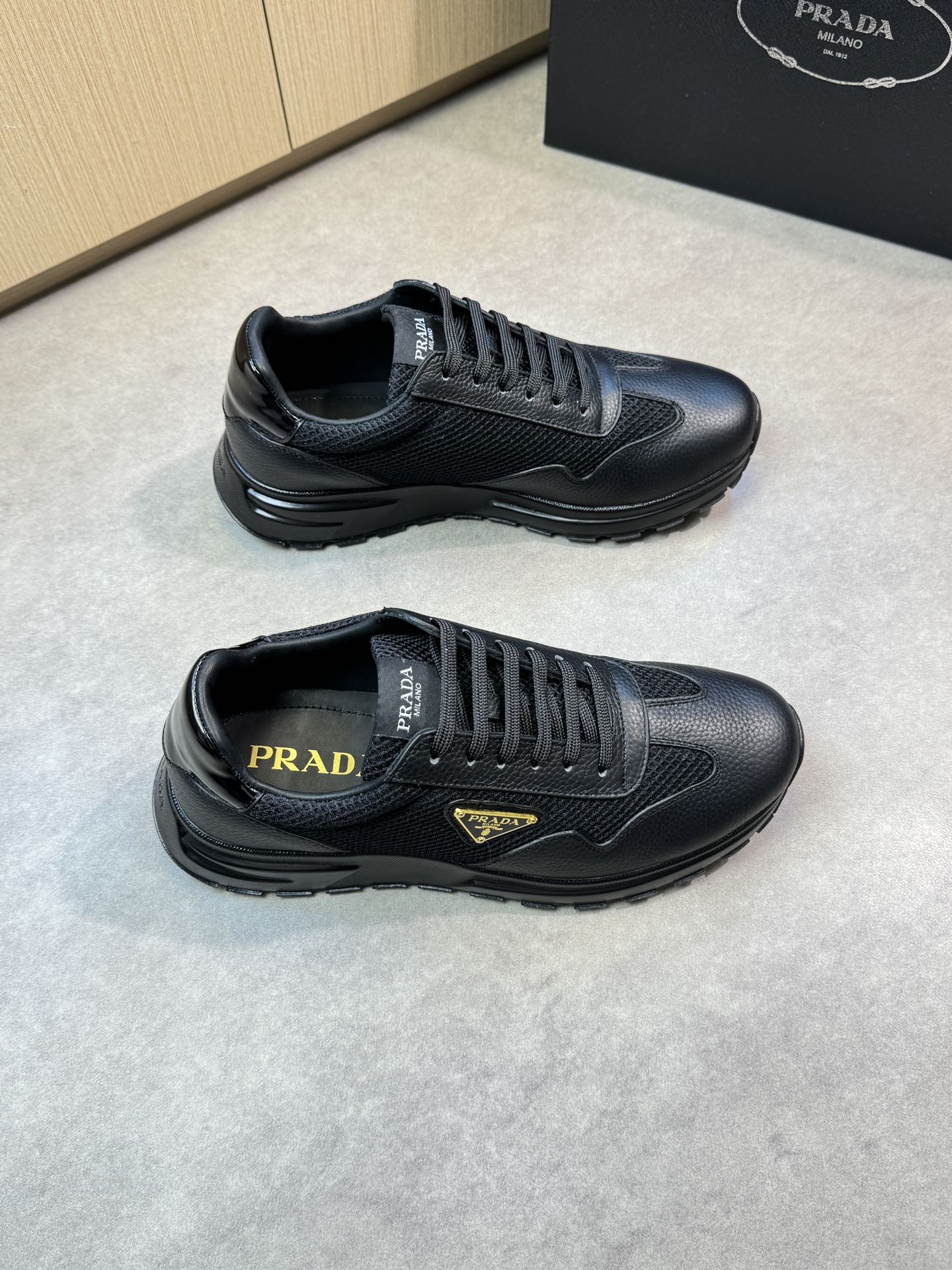 NO:276426,【PRADA】Prada - High-end quality Original single casual sneakers - Imported lychewed calfskin on the upper, brand high mercerized hollow mesh canvas, shoe body brand metal fasteners - Inner water dyed cowhide - Outsole ultralight TPU foaming·rubber; Two-color molded outsole - Ultra-high quality control·fine workmanship, highlighting (high-end·noble·grade) -Size 39-44 (38,45, custom made)·0118,,prada,prada,sneakers,cowhide19860909【PRADA】普拉达  -高端品质 原单休闲运动鞋 -鞋面进口荔纹小牛皮、品牌高丝光镂空网帆布、鞋身品牌金属扣件 -内里水染牛皮 -大底超轻TPU发泡·橡胶；双色成型大底 -超高品控·做工精细,凸显(高端·贵气·档次) -Size 39-44（38,45,可定做)·0118,,prada,prada,sneakers,cowhide,Men's shoes