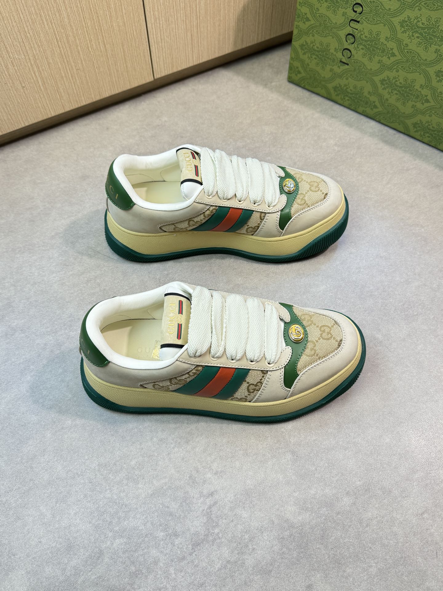 NO:276429,[Gucci] Gucci - High-end quality Original single couple outfit - Upper matte calfskin, brand totem cloth, toe shoe brand cat eye fastener - Inner water dyed sheepskin - Outsole ultralight TPR·rubber; Two-color molded outsole - Ultra-high quality control·fine workmanship highlighted (high-end, noble, grade) -Size Women's size 35-39, men's size 39-44 (female 40, men 38, 45, customizable)·G8877,,gucci,gucci,cowhide,sheepskin19860909【Gucci】古驰 -高端品质 原单情侣装 -鞋面磨砂小牛皮、品牌图腾布匹、鞋头品牌猫眼扣件 -内里水染羊皮 -大底超轻TPR·橡胶；双色成型大底 -超高品控·做工精细凸显(高端·贵气·档次) -Size 女码35-39、男码39-44（女40,男38,45,可订做)·G8877,,gucci,gucci,cowhide,sheepskin,Men's shoes