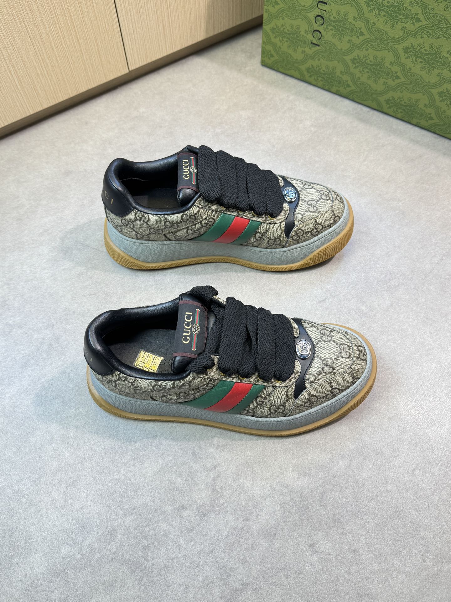 NO:276432,【Gucci】Gucci - High-end quality Original single couple outfit - Upper Napa calf leather, brand totem PVC leather, toe shoe brand cat eye fastener - Inner water dyed sheepskin - Outsole ultra-light TPR·rubber; Two-color molded outsole - Ultra-high quality control·fine workmanship highlighted (high-end, noble, grade) -Size Women's size 35-39, men's size 39-44 (female 40, men 38, 45, can be customized)·G8877,,gucci,gucci,cowhide,sheepskin19860909【Gucci】古驰 -高端品质 原单情侣装 -鞋面纳帕小牛皮、品牌图腾PVC皮料、鞋头品牌猫眼扣件 -内里水染羊皮 -大底超轻TPR·橡胶；双色成型大底 -超高品控·做工精细凸显(高端·贵气·档次) -Size 女码35-39、男码39-44（女40,男38,45,可订做)·G8877,,gucci,gucci,cowhide,sheepskin,Men's shoes