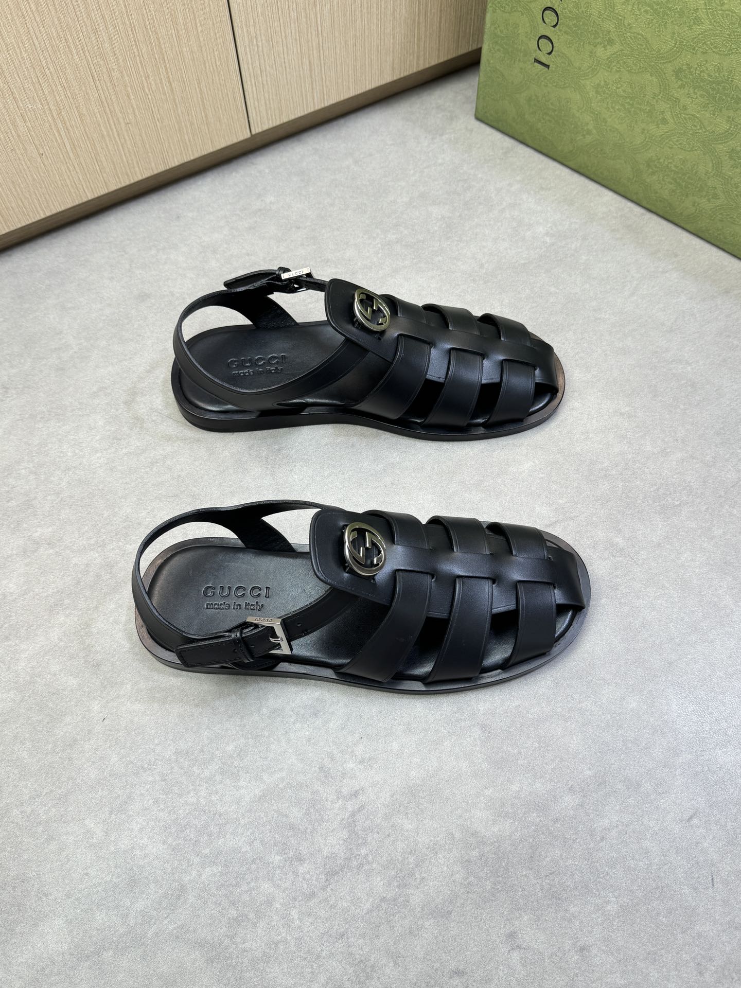 NO:276435,【GUCCI】Gucci - High-end quality Original single sandals - Upper Napa calf leather, brand totem PVC leather, brand metal fastener - Inner water dyed cowhide, foot pad; Napa cowhide air compressor brand totem - Outsole ultra-light TPR rubber. genuine leather; leather combination molding outsole - Ultra-high quality control·fine workmanship highlight (high-end·noble·grade) -Size 39-44 (38.45, 46,47, custom made)·GC0199,,gucci,gucci,slippers,cowhide19860909【GUCCI】古驰 -高端品质 原单凉拖鞋 -鞋面纳帕小牛皮、品牌图腾PVC皮料、品牌金属扣件 -内里水染牛皮,垫脚；纳帕牛皮空压品牌图腾 -大底超轻TPR橡胶.真皮；真皮组合成型大底 -超高品控·做工精细凸显(高端·贵气·档次) -Size 39-44（38.45, 46,47,可订做)·GC0199,,gucci,gucci,slippers,cowhide,Men's shoes