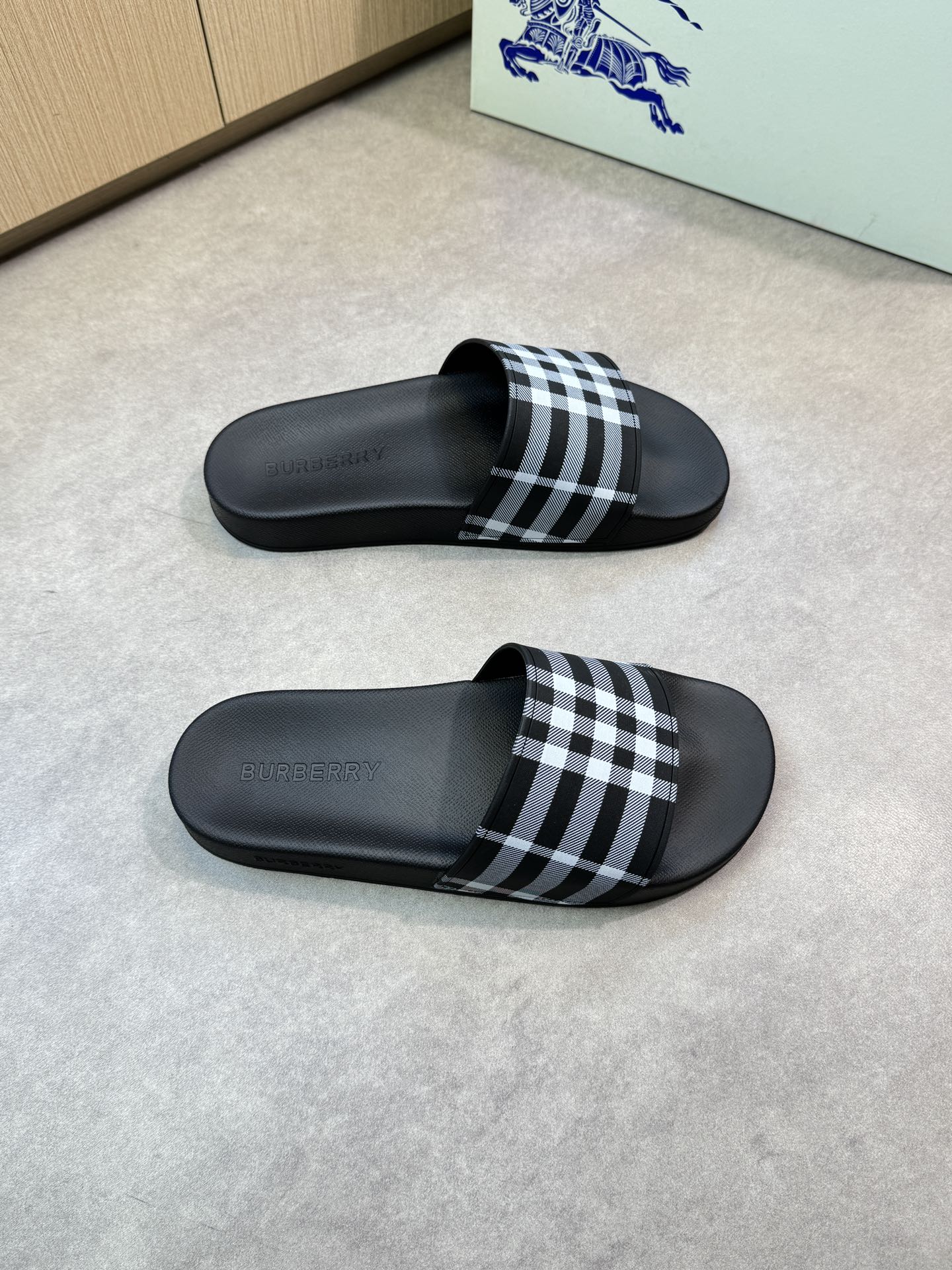 NO:276531,【BURBERRY】Burberry - High-end quality original single casual sandals - imported upper brand totem plastic module - Outsole ultra-light TPU foamed·rubber; molded outsole - ultra-high quality control·fine workmanship highlighted (high-end·noisse·grade) -Size 39-44 (38,45, custom made)·BB1100,,burberry,burberry,slippers19860909【 BURBERRY】巴宝莉 -高端品质 原单休闲凉拖鞋 -鞋面进口品牌图腾塑胶模块 -大底超轻TPU发泡·橡胶; 成型大底 -超高品控·做工精细凸显(高端·贵气·档次) -Size 39-44（38,45,可订做)·BB1100,,burberry,burberry,slippers,Men's shoes