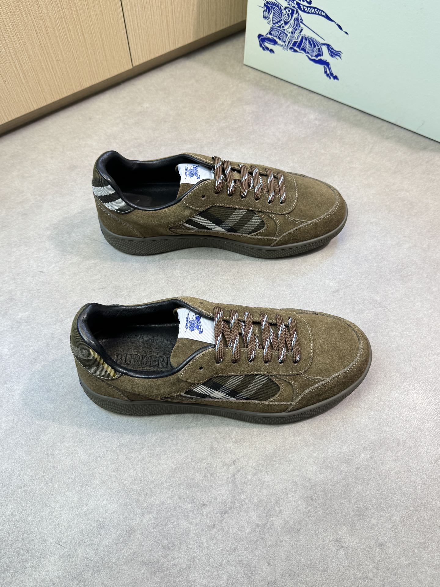 NO:345563,【BURBERRY】Burberry - High-end quality Original single casual sports shoes - Imported upper back-fleece calfskin, brand totem cloth, shoe tongue. Brand cloth - inner water dyed sheepskin - outsole ultra-light TPR. Rubber; two-color molded outsole - ultra-high quality control, fine workmanship highlighted (high-end, noble, grade) -Size 39-44 (38, 45, custom made)·BB1100,,burberry,burberry,cowhide,sheepskin19860909【 BURBERRY】巴宝莉  -高端品质 原单休闲运动板鞋 -鞋面进口反绒小牛皮、品牌图腾布匹、鞋舌.品牌布标 -内里水染羊皮 -大底超轻TPR.橡胶; 双色成型大底 -超高品控·做工精细凸显(高端·贵气·档次) -Size 39-44（38,45,可订做)·BB1100,,burberry,burberry,cowhide,sheepskin,Men's shoes