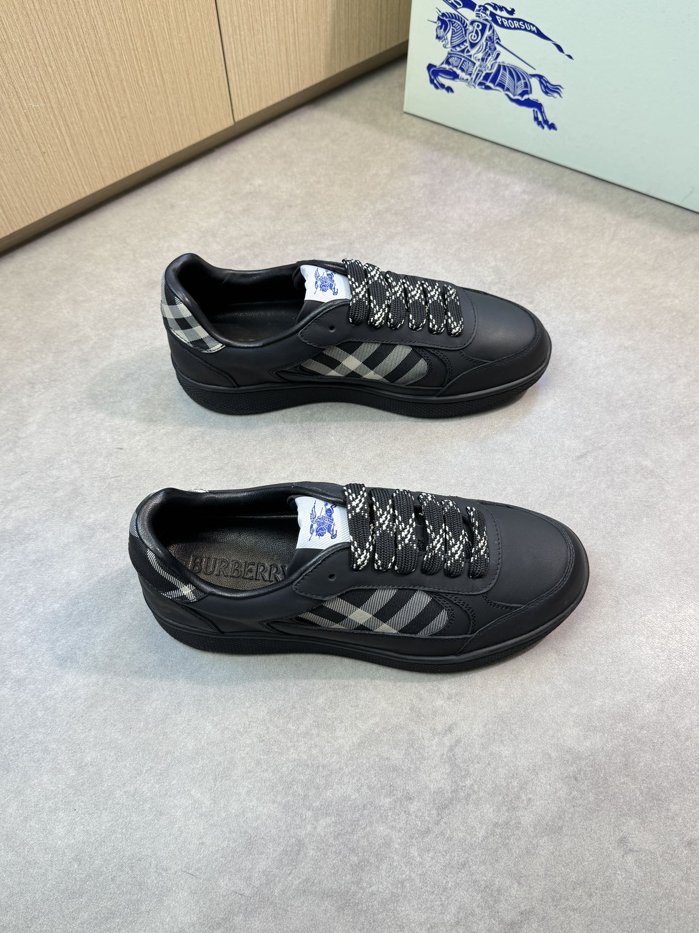 NO:345576,【BURBERRY】Burberry - High-end quality Original single casual sports shoes - Imported upper Napa calfskin, brand totem cloth, shoe tongue. Brand cloth - Inner water dyed sheepskin - Outsole ultra-light TPR. Rubber; Two-color molded outsole - Ultra-high quality control·fine workmanship highlighted (high-end, noble, grade) -Size 39-44 (38,45, custom made)·BB1100,,burberry,burberry,cowhide,sheepskin19860909【 BURBERRY】巴宝莉  -高端品质 原单休闲运动板鞋 -鞋面进口纳帕小牛皮、品牌图腾布匹、鞋舌.品牌布标 -内里水染羊皮 -大底超轻TPR.橡胶; 双色成型大底 -超高品控·做工精细凸显(高端·贵气·档次) -Size 39-44（38,45,可订做)·BB1100,,burberry,burberry,cowhide,sheepskin,Men's shoes