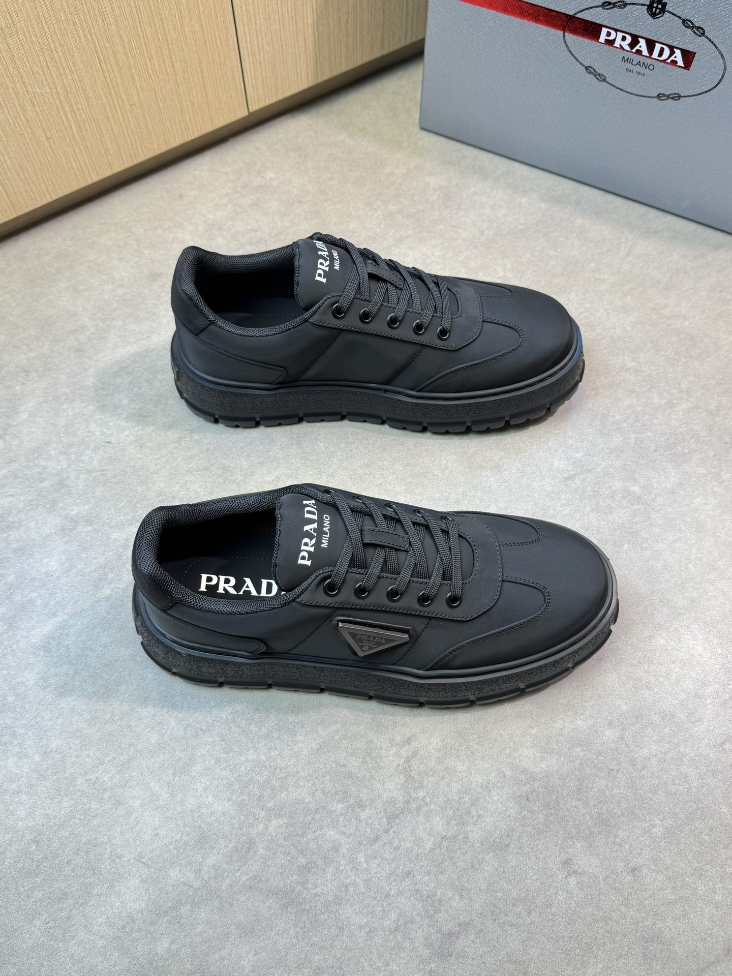 NO:276792,【PRADA】Prada - High-end quality Original single casual sneakers - Upper brand high mercerized canvas, shoe body sewing brand metal fastener - Inner water dyed cowhide - Outsole ultra-light TPU·foam; Formed sole - Ultra-high quality control·fine workmanship highlighted (high-end, noble, grade) -Size 38-44 (45, custom made)·P,,prada,prada,sneakers,cowhide19860909【 PRADA】普拉达  -高端品质 原单休闲运动鞋 -鞋面品牌高丝光帆布、鞋身车缝品牌金属扣件 -内里水染牛皮 -大底超轻TPU·发泡; 成型大底 -超高品控·做工精细凸显(高端·贵气·档次) -Size 38-44（45,可订做)·P,,prada,prada,sneakers,cowhide,Men's shoes