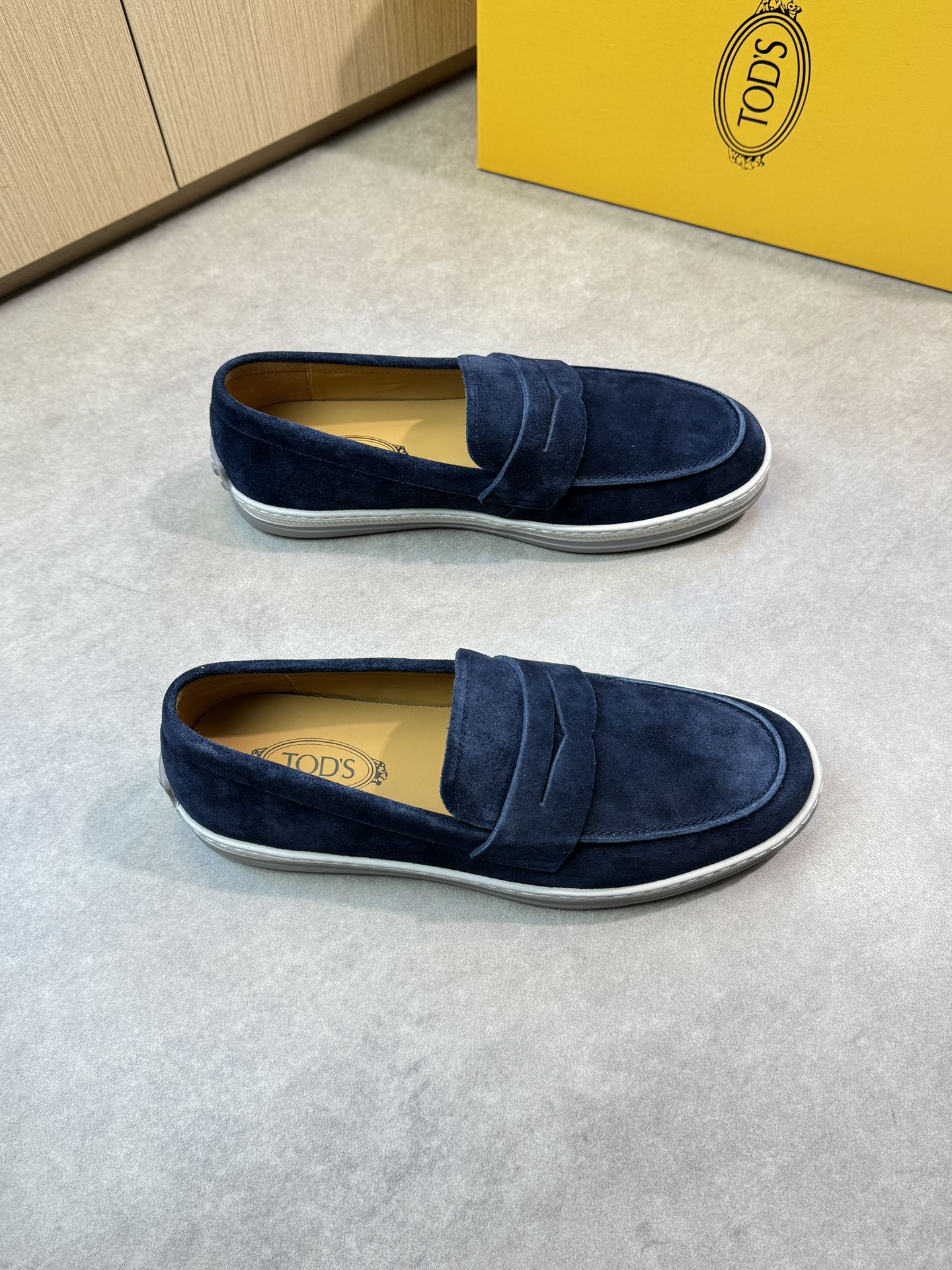 NO:276796,19860909【TOD's】托德斯  -高端品质 原单休闲运动版鞋 -鞋面反绒小牛皮、品牌横担装饰、鞋丹外合车缝线 -内里水染牛皮 -大底超轻TPU发泡；双色成型大底 -超高品控·做工精细凸显(高端·贵气·档次) -Size 39-44（38,45,可订做)·0444,,Tod's,cowhide,Men's shoes