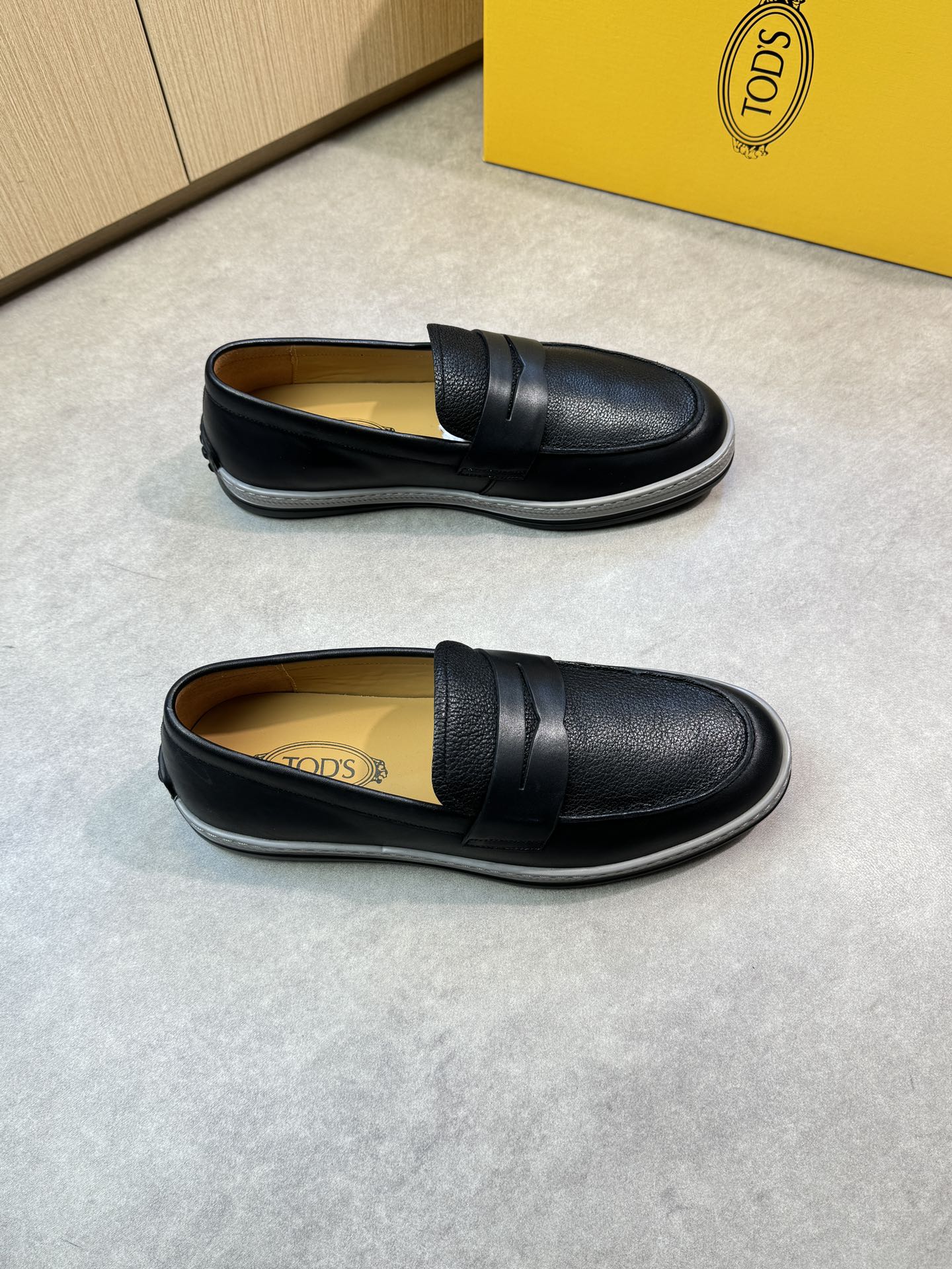 NO:276799,【TOD's】Todds - High-end quality Original single casual sports version shoes - Upper Napa calfskin, brand cross-bond decoration, shoe Dan external stitching - Inner water dyed cowhide - Outsole ultra-light TPU foam; Two-color molded outsole - Ultra-high quality control, fine workmanship highlighted (high-end, noble, grade) -Size 39-44 (38,45, custom made)·0444,,Tod's,cowhide19860909【TOD's】托德斯  -高端品质 原单休闲运动版鞋 -鞋面纳帕小牛皮、品牌横担装饰、鞋丹外合车缝线 -内里水染牛皮 -大底超轻TPU发泡；双色成型大底 -超高品控·做工精细凸显(高端·贵气·档次) -Size 39-44（38,45,可订做)·0444,,Tod's,cowhide,Men's shoes