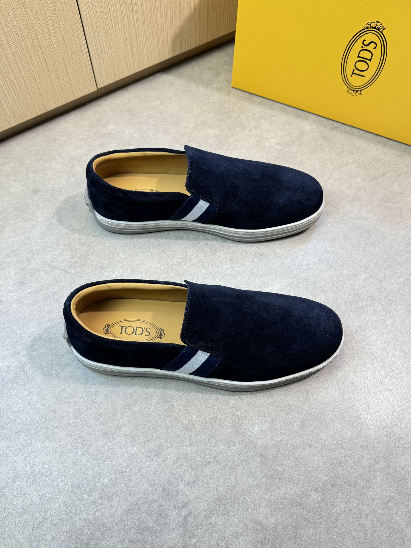NO:276801,【TOD's】Todds - High-end quality Original single casual sports shoes - Upper reverse velvet calfskin, brand totem webbing decoration - Inner water dyed cowhide - Outsole ultra-light TPU foam; Two-color molded outsole - Ultra-high quality control·fine workmanship highlighted (high-end, noble, grade) -Size 39-44 (38,45, custom made)·0444,,Tod's,cowhide19860909【TOD's】托德斯  -高端品质 原单休闲运动版鞋 -鞋面反绒小牛皮、品牌图腾织带装饰 -内里水染牛皮 -大底超轻TPU发泡；双色成型大底 -超高品控·做工精细凸显(高端·贵气·档次) -Size 39-44（38,45,可订做)·0444,,Tod's,cowhide,Men's shoes
