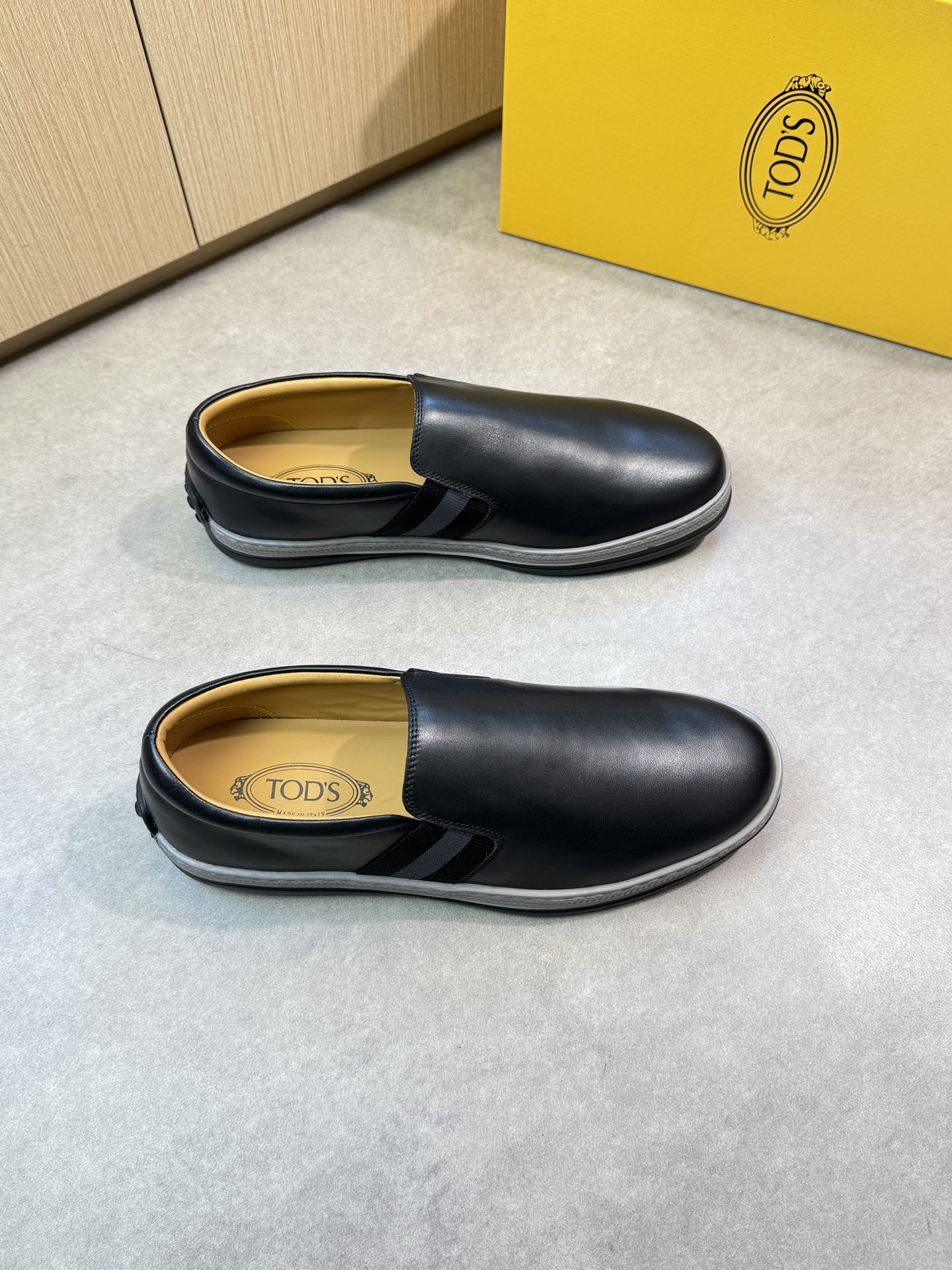 NO:276776,【TOD's】Todds - High-end quality Original single casual sports shoes - Upper Napa calfskin, brand totem webbing decoration - Inner water dyed cowhide - Outsole ultra-light TPU foam; Two-color molded outsole - Ultra-high quality control·fine workmanship highlighted (high-end, noble, grade) -Size 39-44 (38,45, custom made)·0444,,Tod's,cowhide19860909【TOD's】托德斯  -高端品质 原单休闲运动版鞋 -鞋面纳帕小牛皮、品牌图腾织带装饰 -内里水染牛皮 -大底超轻TPU发泡；双色成型大底 -超高品控·做工精细凸显(高端·贵气·档次) -Size 39-44（38,45,可订做)·0444,,Tod's,cowhide,Men's shoes