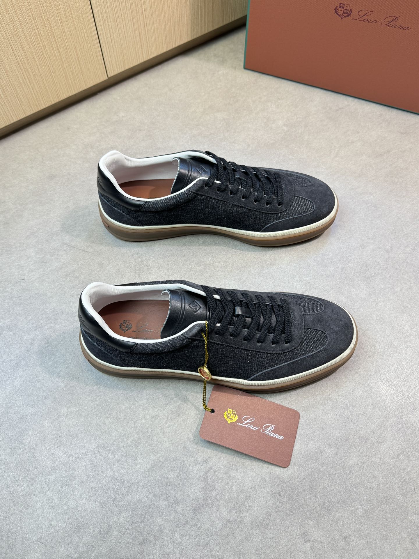 NO:276942,19860909【Loro piana】LP  -高端品质 原单 休闲运动鞋 -鞋面纳帕小牛皮、反绒小牛皮、品牌帆布、鞋舌.后跟空压品牌logo图腾 -内里水染牛皮 -大底超轻TPR·橡胶；双色成型大底 -超高品控·做工精细凸显(高端·贵气·档次) -Size 39-44（38,45,46,可订做)·0678,,loro piana,loro piana,sneakers,cowhide,Men's shoes