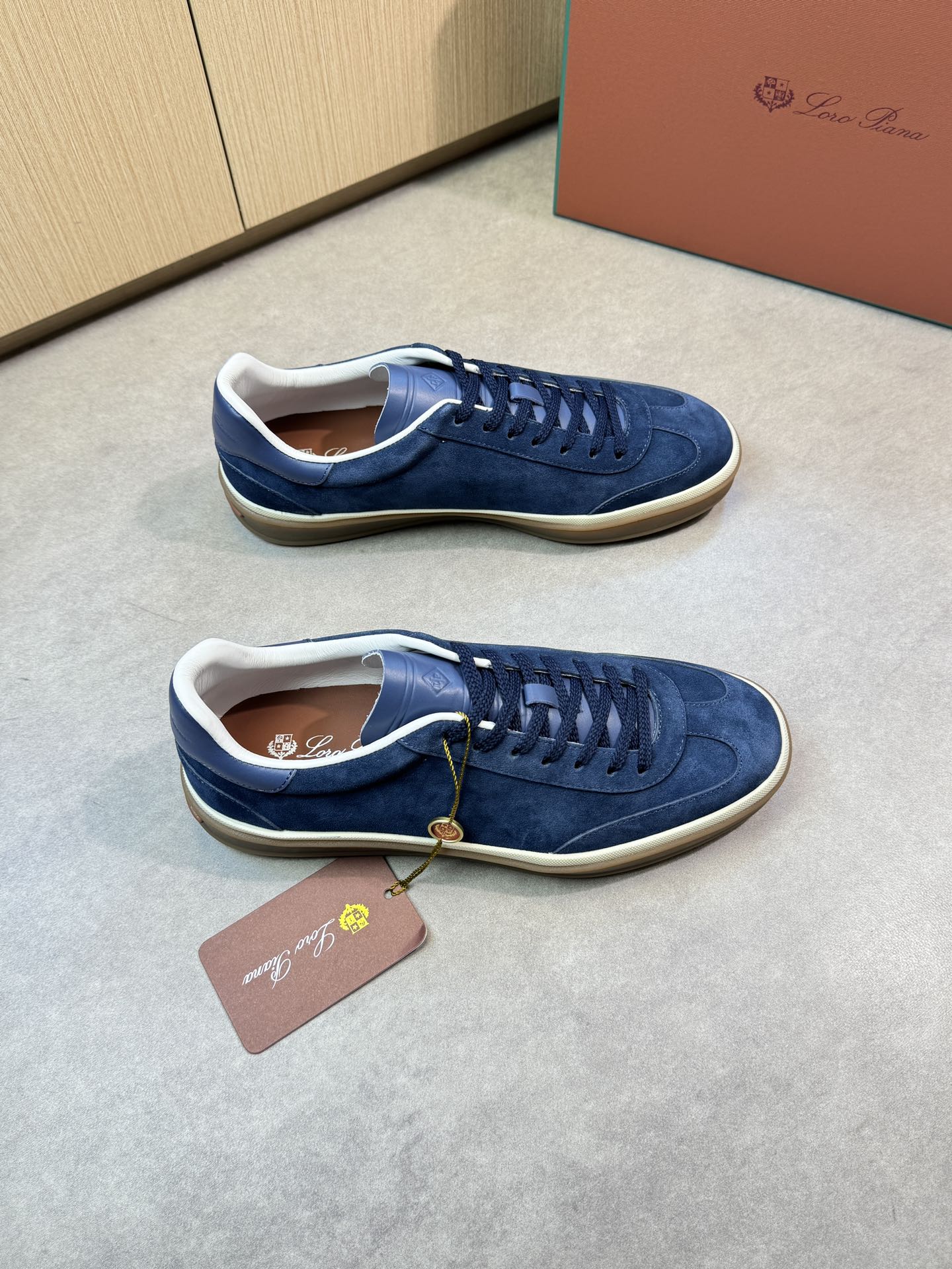 NO:276945,19860909【Loro piana】LP  -高端品质 原单 休闲运动鞋 -鞋面纳帕小牛皮、反绒小牛皮、鞋舌.后跟空压品牌logo图腾 -内里水染牛皮 -大底超轻TPR·橡胶；双色成型大底 -超高品控·做工精细凸显(高端·贵气·档次) -Size 39-44（38,45,46,可订做)·0678,,loro piana,loro piana,sneakers,cowhide,Men's shoes