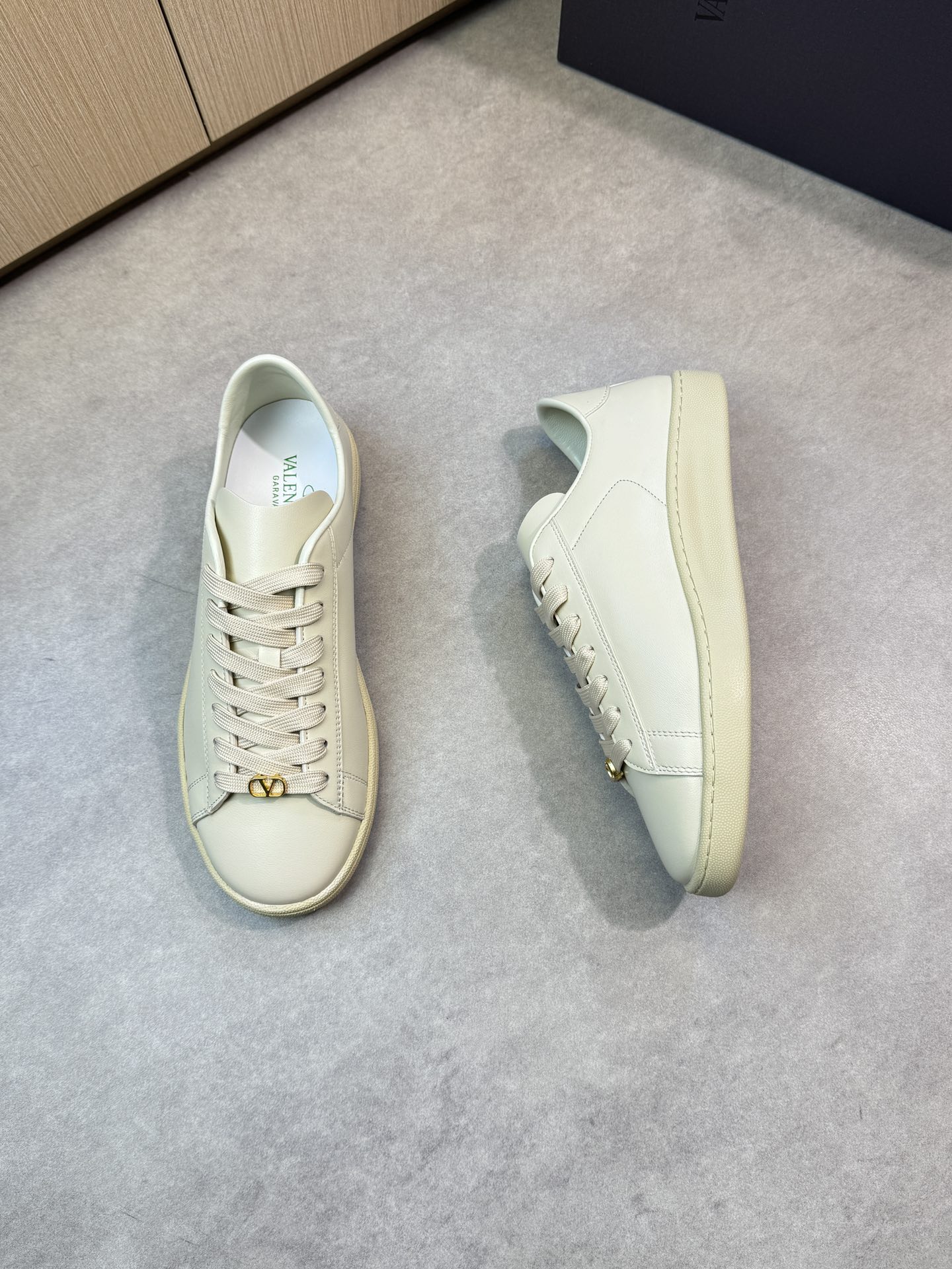 Valentino Garavani Leather Sneakers with Metal Logo - Premium Quality 3 i1744133264 784 1