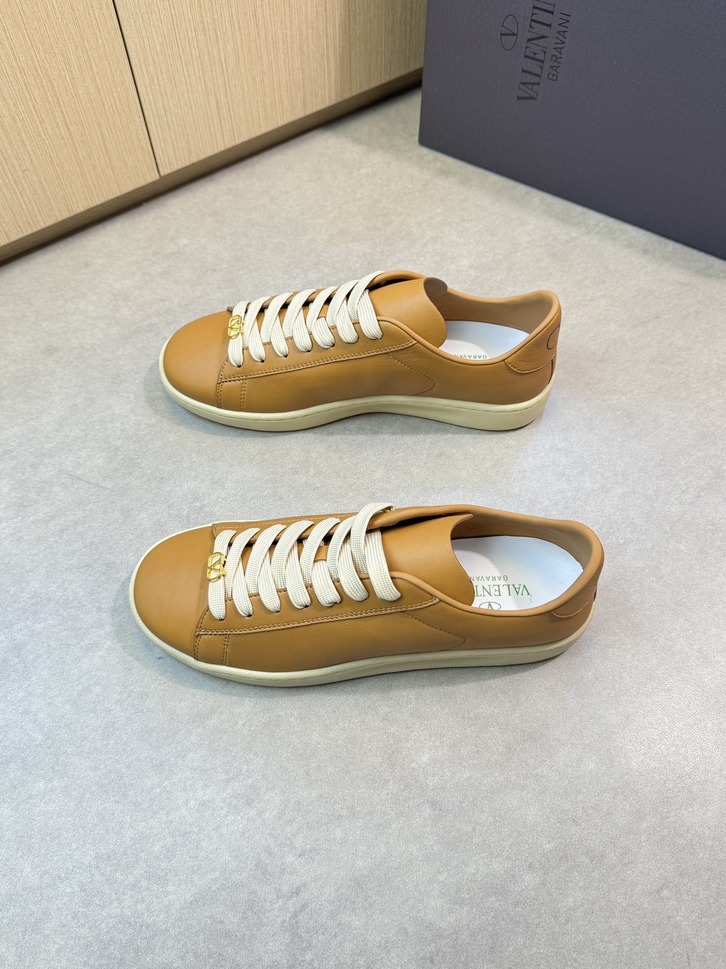 Valentino Leather Sneakers With Metal Hardware, Casual and High Quality 4 i1744133273 2422 2