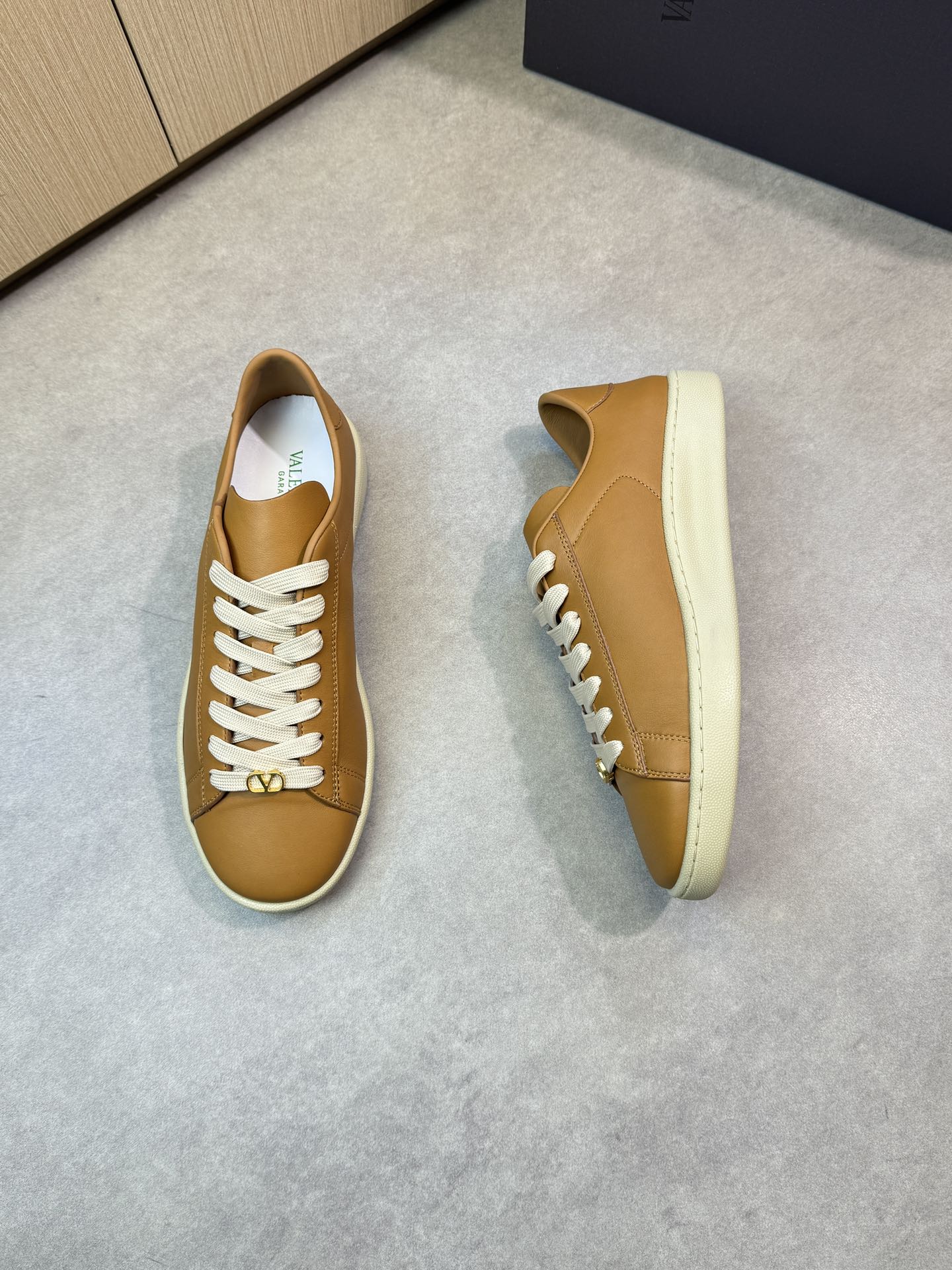 Valentino Leather Sneakers With Metal Hardware, Casual and High Quality 3 i1744133273 6299 1