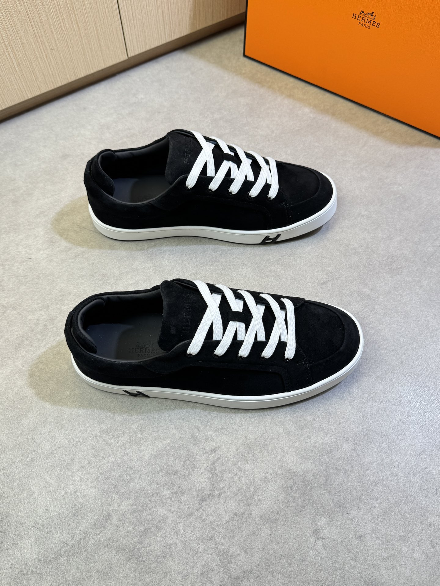 NO:277134,【HERMES】HERMES - High-end quality Original single casual sports shoes - Upper reverse velvet calfskin, car anti-dark line craft, shoe tongue air compressor brand logo - Inner water dye cowhide - Outsole ultra-light TPU·foam; Two-color molded sole - Ultra-high quality control·fine workmanship highlighted (high-end, noble, grade) -Size 39-44 (38,45 can be customized)·HMS0126,,hermes,hermes,cowhide19860909【 HERMES】爱马仕 -高端品质 原单休闲运动板鞋 -鞋面反绒小牛皮、车反暗线工艺、鞋舌空压品牌logo -内里水染牛皮 -大底超轻TPU·发泡；双色成型大底 -超高品控·做工精细凸显(高端·贵气·档次) -Size 39-44（38,45可订做)·HMS0126,,hermes,hermes,cowhide,Men's shoes
