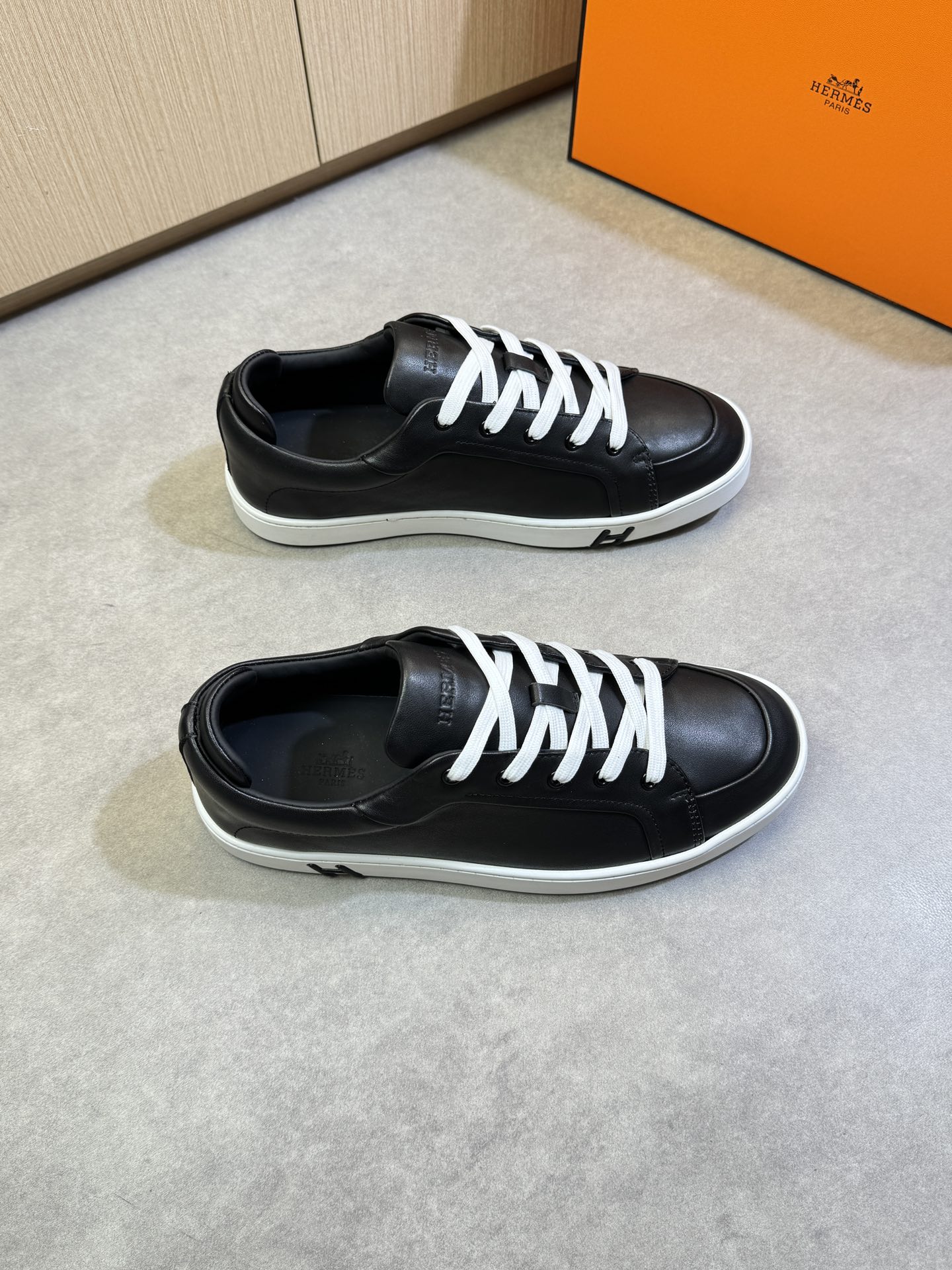 NO:277137,【HERMES】HERMES - High-end quality Original single casual sports shoes - Upper Napa calfskin, car anti-dark line craftsmanship, shoe tongue air compressor brand logo - Inner water dye cowhide - Outsole ultra-light TPU·foam; Two-color molded sole - Ultra-high quality control·fine workmanship highlighted (high-end, noble, grade) -Size 39-44 (38,45 can be customized)·HMS0126,,hermes,hermes,cowhide19860909【 HERMES】爱马仕 -高端品质 原单休闲运动板鞋 -鞋面纳帕小牛皮、车反暗线工艺、鞋舌空压品牌logo -内里水染牛皮 -大底超轻TPU·发泡；双色成型大底 -超高品控·做工精细凸显(高端·贵气·档次) -Size 39-44（38,45可订做)·HMS0126,,hermes,hermes,cowhide,Men's shoes