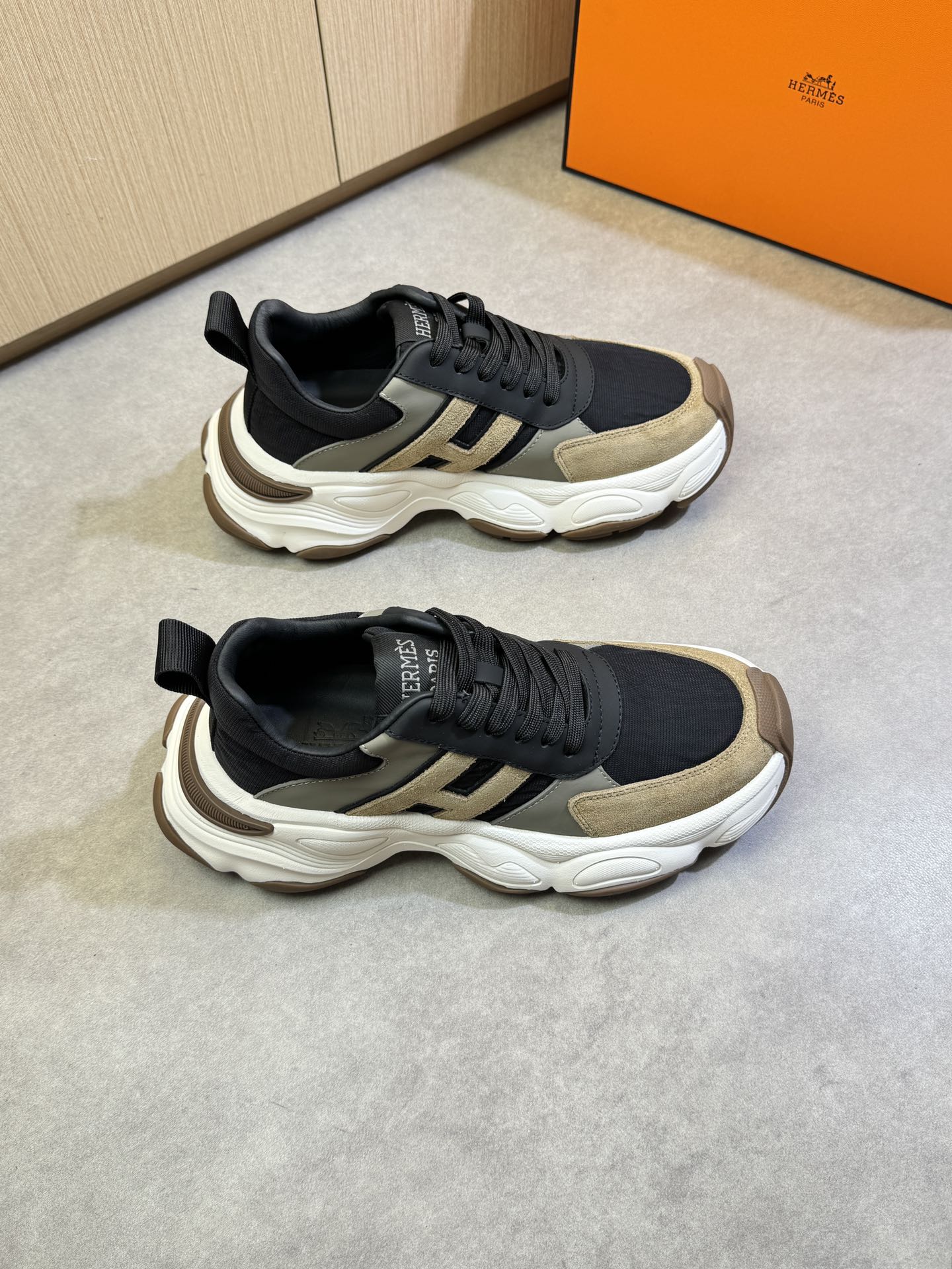 NO:277138,【HERMES】HERMES - High-end quality Original single casual sneakers - Upper Napa calfskin, reverse velvet calfskin, brand high mercerized canvas, shoe body sewing brand 'H' totem - Inner water dyed cowhide - Outsole ultralight TPU foaming·rubber; Two-color molded outsole - Ultra-high quality control·fine workmanship highlighted (high-end·noble·grade) -Size 39-44 (38,45 can be customized)·HMS0186,,hermes,hermes,sneakers,cowhide19860909【 HERMES】爱马仕  -高端品质 原单休闲运动鞋 -鞋面纳帕小牛皮、反绒小牛皮、品牌高丝光帆布、鞋身车缝品牌'H'图腾 -内里水染牛皮 -大底超轻TPU发泡·橡胶；双色成型大底 -超高品控·做工精细凸显(高端·贵气·档次) -Size 39-44（38,45可订做)·HMS0186,,hermes,hermes,sneakers,cowhide,Men's shoes