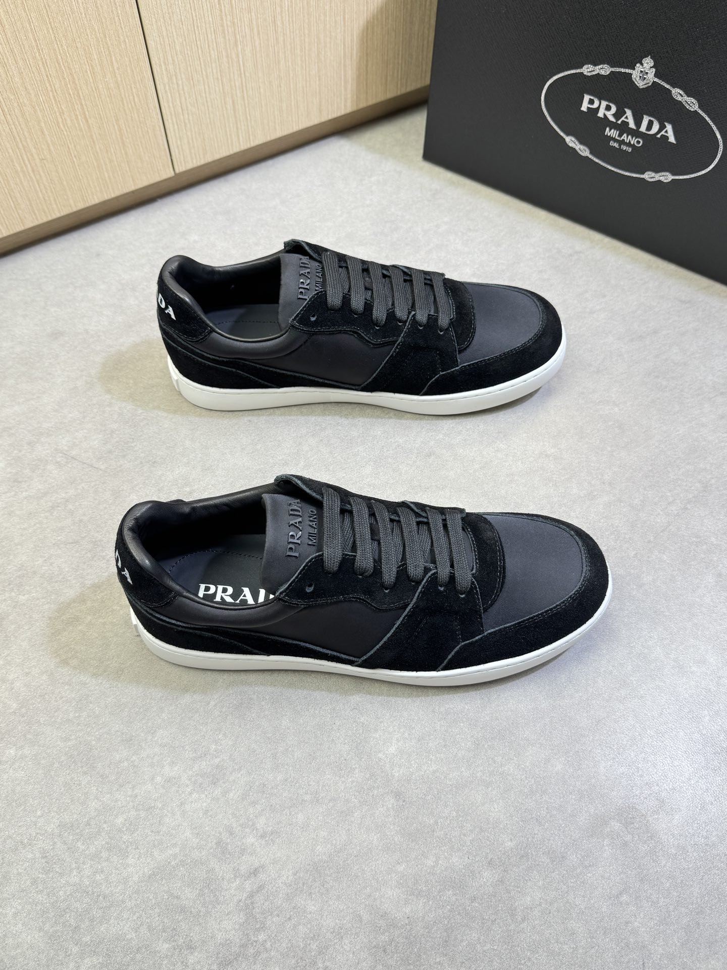 NO:277270,【PRADA】Prada - High-end quality Original single casual sports shoes - Upper reverse velvet calfskin, brand high mercerized canvas, shoe tongue injection molding brand logo heel silk-print high Zhoubo brand logo - Inner water dyed cowhide - Outsole ultra-light TPR·rubber; molded outsole - Ultra-high quality control·fine workmanship highlighted (high-end, noble, grade) -Size 38-44 (45, custom made)·PR0372,,prada,prada,cowhide19860909【PRADA】普拉达 -高端品质 原单休闲运动板鞋 -鞋面反绒小牛皮、品牌高丝光帆布、鞋舌注塑品牌logo后跟丝印高周波品牌logo -内里水染牛皮 -大底超轻TPR·橡胶；成型大底 -超高品控·做工精细凸显(高端·贵气·档次) -Size 38-44（45,可订做)·PR0372,,prada,prada,cowhide,Men's shoes