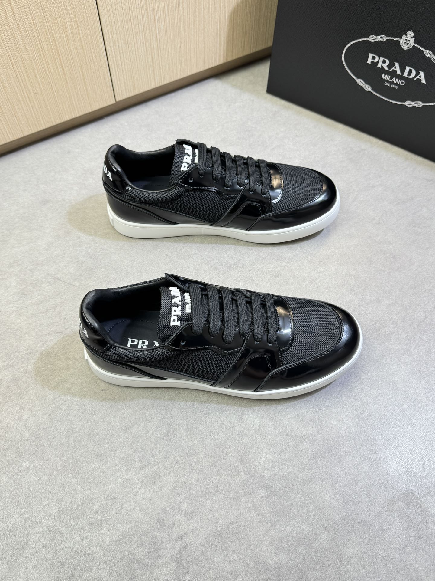 NO:277275,【PRADA】Prada - High-end quality Original single casual sports shoes - Upper open-edged beaded calfskin, brand high mercerized canvas, shoe tongue injection molding brand logo heel silk-print high Zhoubo brand logo - Inner water dyed cowhide - Outsole ultra-light TPR·rubber; molded outsole - Ultra-high quality control·fine workmanship highlighted (high-end, noble, grade) -Size 38-44 (45, custom made)·PR0372,,prada,prada,cowhide19860909【PRADA】普拉达 -高端品质 原单休闲运动板鞋 -鞋面开边珠小牛皮、品牌高丝光帆布、鞋舌注塑品牌logo后跟丝印高周波品牌logo -内里水染牛皮 -大底超轻TPR·橡胶；成型大底 -超高品控·做工精细凸显(高端·贵气·档次) -Size 38-44（45,可订做)·PR0372,,prada,prada,cowhide,Men's shoes