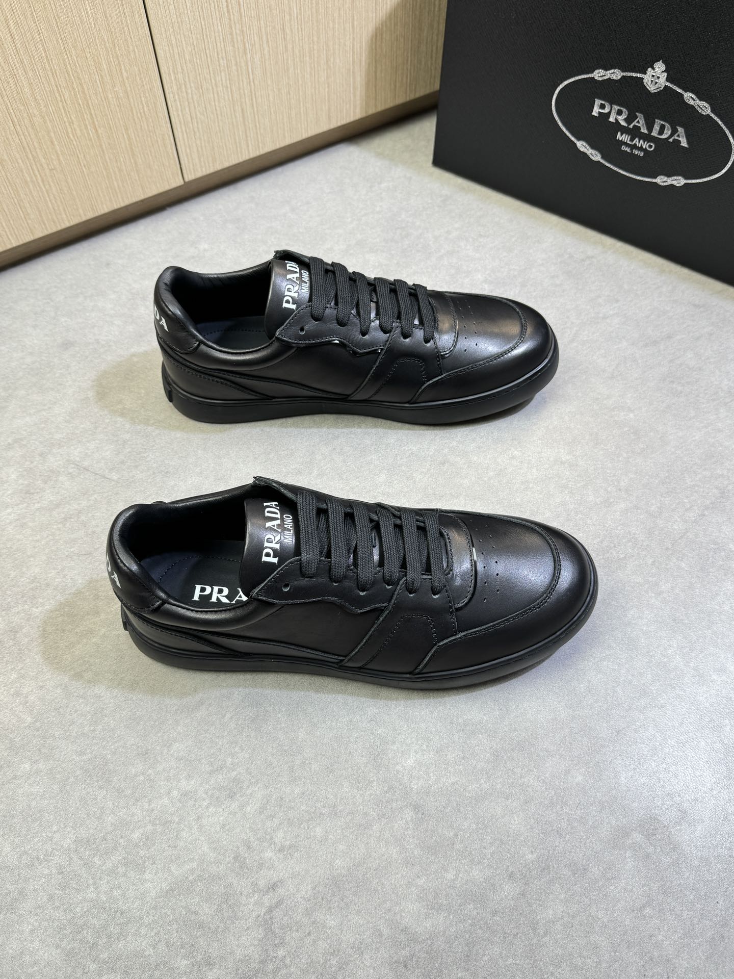 NO:277280,【PRADA】Prada - High-end quality Original single casual sports shoes - Upper Napa calfskin, tongue, heel silk-print high Zhoubo brand logo - Inner water dyed cowhide - Outsole ultra-light TPR·rubber; molded outsole - Ultra-high quality control·fine workmanship highlighted (high-end, noble, grade) -Size 38-44 (45, custom made)·PR0372,,prada,prada,cowhide19860909【PRADA】普拉达 -高端品质 原单休闲运动板鞋 -鞋面纳帕小牛皮、鞋舌、后跟丝印高周波品牌logo -内里水染牛皮 -大底超轻TPR·橡胶；成型大底 -超高品控·做工精细凸显(高端·贵气·档次) -Size 38-44（45,可订做)·PR0372,,prada,prada,cowhide,Men's shoes