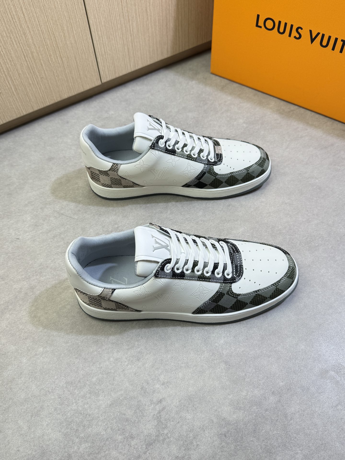 NO:277294,【Louis Vuitton】Louis Vuitton - High-end quality Original single casual sports shoes - Upper Napa calf leather. Laser punched brand totem, brand totem PVC leather, shoe body. Heel; color printed high Zhoubo brand logo - Neil brand canvas - Outsole ultra-light TPR·rubber; Two-color molded outsole - Ultra-high quality control·fine workmanship highlighted (high-end, noble, grade) -Size 38-44 (45, custom made)·L0117,,louis vuitton,louis vuitton,cowhide19860909【Louis Vuitton】路易威登 -高端品质 原单休闲运动板鞋 -鞋面纳帕小牛皮.激光打孔品牌图腾、品牌图腾PVC皮料、鞋身.后跟；彩印高周波品牌Logo -内里品牌帆布 -大底超轻TPR·橡胶; 双色成型大底 -超高品控·做工精细凸显(高端·贵气·档次) -Size 38-44（45,可订做)·L0117,,louis vuitton,louis vuitton,cowhide,Men's shoes