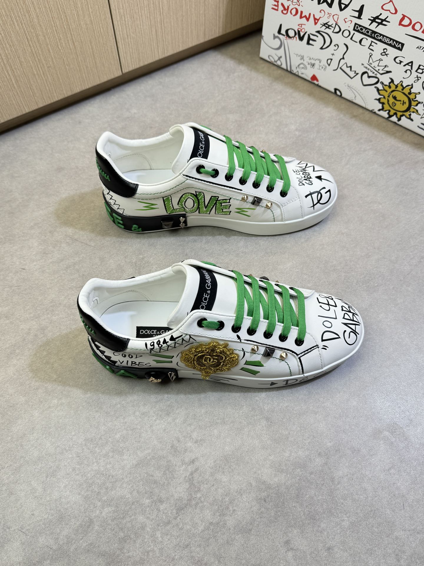 NO:279866,【DOLCE & GABBANA】Dolce & Gabbana - High-end quality Original single casual sports shoes - Upper Napa calfskin. Hand-painted brand graffiti craftsmanship, pure hand-beaded brand totem logo, metal rivets - Inner water dyed cowhide - Outsole ultra-light TPR rubber molded sole - Ultra-high quality control · fine workmanship highlight (high-end, noble, grade) -Size 39-44 (38, 45, 46, custom made),, Dolce & Gabbana, Dolce & Gabbana, cowhide19860909【DOLCE & GABBANA】杜嘉班纳 -高端品质 原单休闲运动板鞋 -鞋面纳帕小牛皮.手绘品牌涂鸦工艺、鞋身车缝纯手工串珠品牌图腾标识、金属铆钉 -内里水染牛皮 -大底超轻TPR橡胶成型大底 -超高品控·做工精细凸显(高端·贵气·档次) -Size 39-44（38、45、46、可订做),,Dolce&Gabbana,Dolce&Gabbana,cowhide,Men's shoes