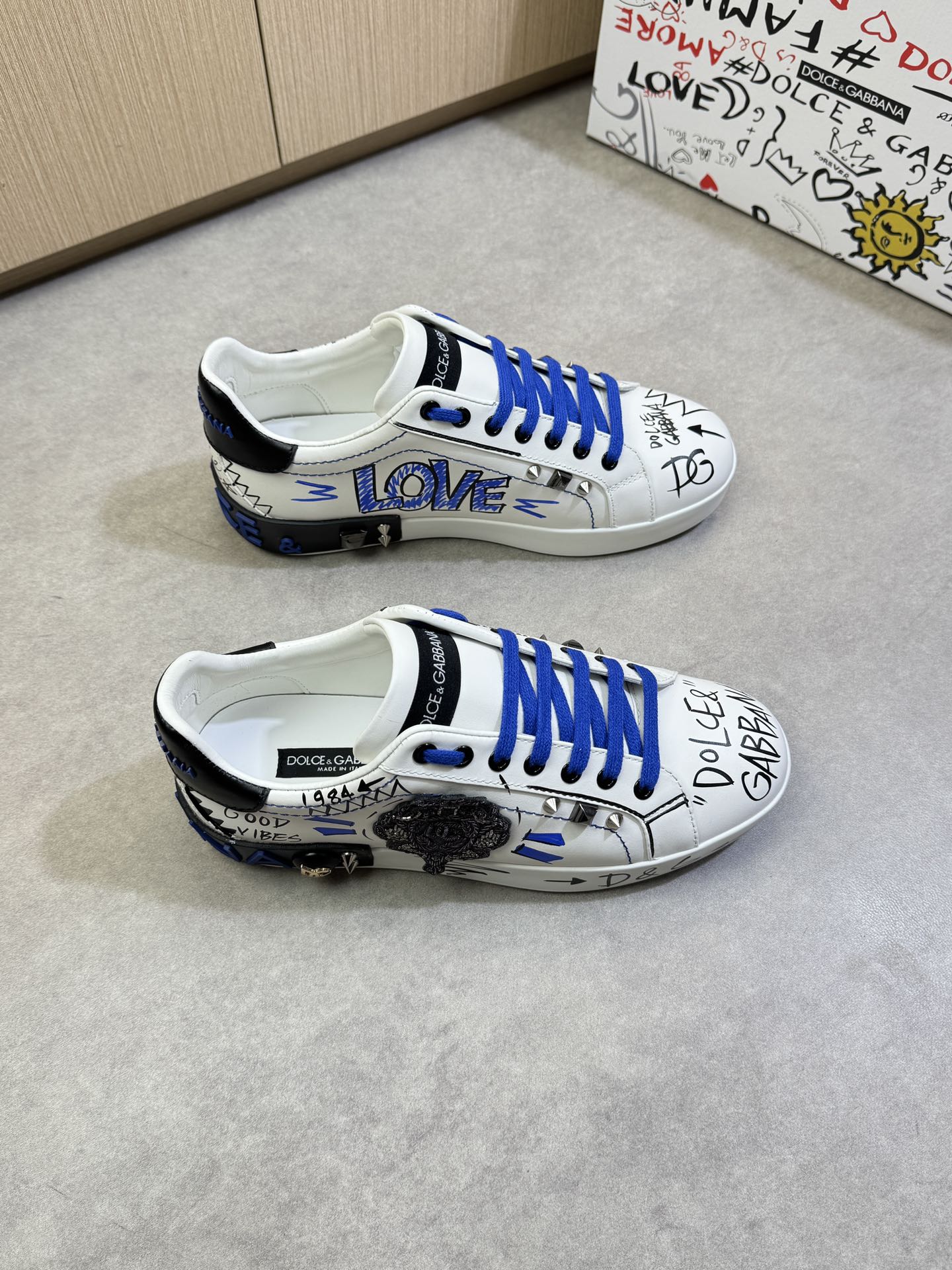 NO:279870,,【DOLCE & GABBANA】Dougabana - High-end quality Original single casual sports shoes - Upper Napa calfskin. Hand-painted brand graffiti craftsmanship, pure hand-beaded brand totem logo, metal rivets - Inner water dyed cowhide - Outsole ultra-light TPR rubber molded sole - Ultra-high quality control · fine workmanship highlight (high-end, noble, grade) -Size 39-44 (38, 45, 46, custom made),,Dolce&Gabbana,Dolce&Gabbana,cowhide19860909,【DOLCE & GABBANA】杜嘉班纳 -高端品质 原单休闲运动板鞋 -鞋面纳帕小牛皮.手绘品牌涂鸦工艺、鞋身车缝纯手工串珠品牌图腾标识、金属铆钉 -内里水染牛皮 -大底超轻TPR橡胶成型大底 -超高品控·做工精细凸显(高端·贵气·档次) -Size 39-44（38、45、46、可订做),,Dolce&Gabbana,Dolce&Gabbana,cowhide,Men's shoes