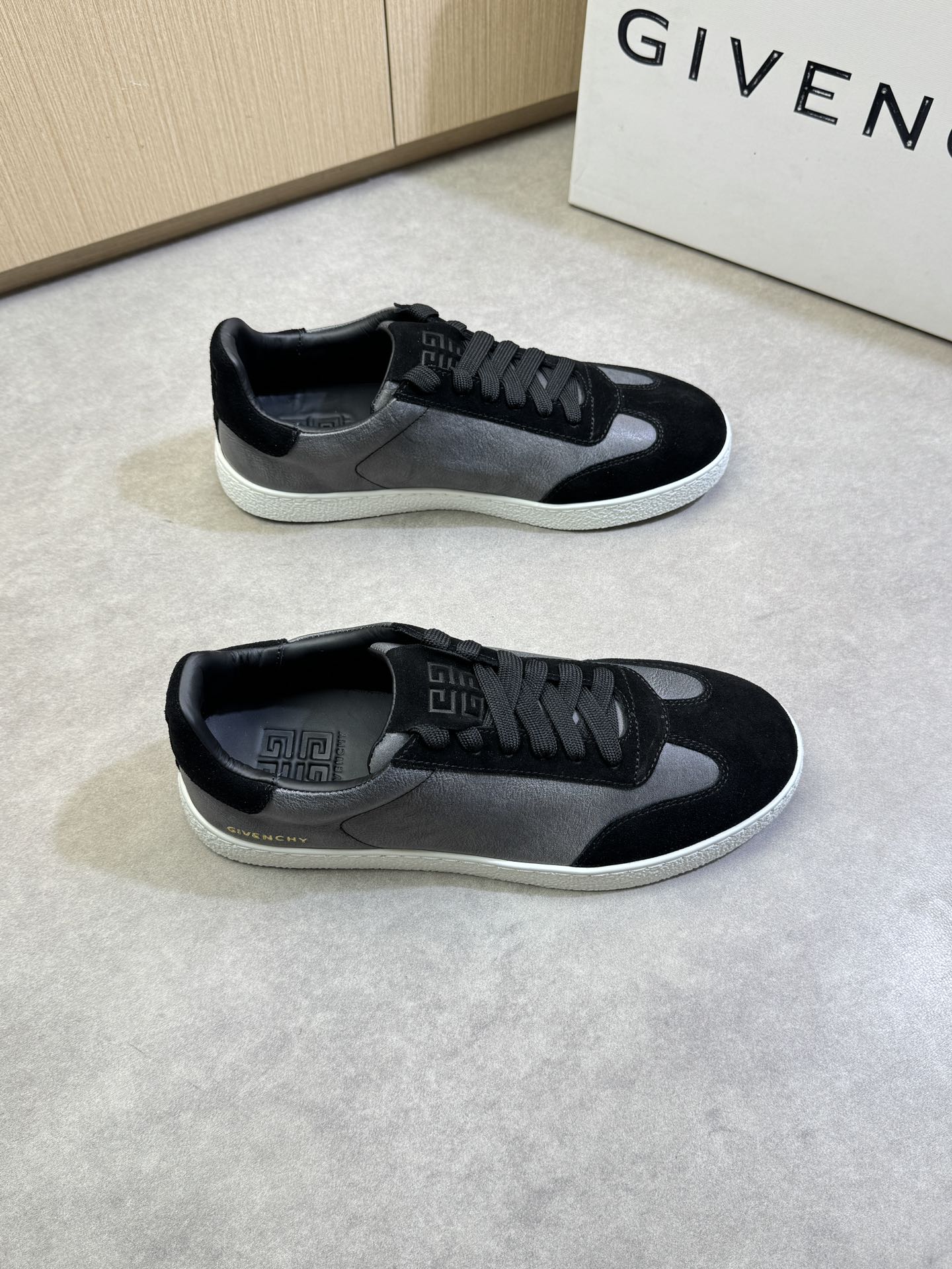 NO:277529,【GIVENCHY】Givenchy - High-end quality Original single casual sports shoes - Upper; Washed Napa calfskin, reverse velvet calfskin, shoe body silkscreen brand logo, shoe tongue. Heel air compressor brand totem - Inner water dye cowhide - Outsole ultra-light TPR·rubber; Formed outsole - Ultra-high quality control·fine workmanship highlighted (high-end, noble, grade) -Size 38-44 (45,46, custom made)·G0182,, givennchy, given, cowhide19860909【GIVENCHY】纪梵希 -高端品质 原单休闲运动板鞋 -鞋面；水洗纳帕小牛皮、反绒小牛皮、鞋身丝印品牌logo、鞋舌.后跟空压品牌图腾 -内里水染牛皮 -大底超轻TPR·橡胶; 成型大底 -超高品控·做工精细凸显(高端·贵气·档次) -Size 38-44（45,46,可订做)·G0182,,givenchy,givenchy,cowhide,Men's shoes