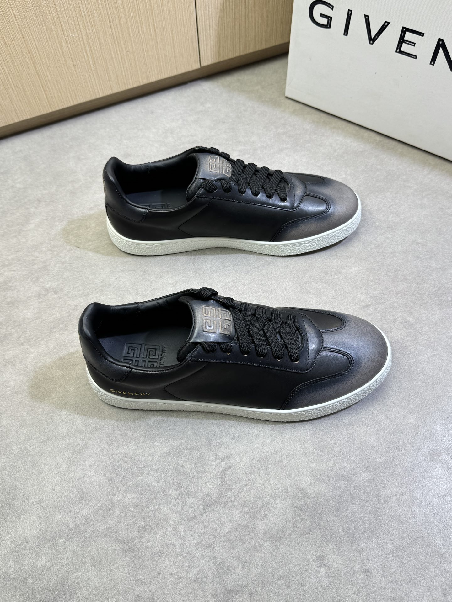 NO:277533,【GIVENCHY】Givenchy - High-end quality Original single casual sports shoes - upper; wash Napa calfskin, shoe body silk screen brand logo, shoe tongue. Heel air compressor brand totem - inner water dye cowhide - outsole ultra light TPR·rubber; molded outsole - ultra high quality control·fine workmanship highlight (high-end, noble, grade) -Size 38-44 (45,46, custom made)·G0182,, givennchy, given, cowhide19860909【GIVENCHY】纪梵希 -高端品质 原单休闲运动板鞋 -鞋面；水洗纳帕小牛皮、鞋身丝印品牌logo、鞋舌.后跟空压品牌图腾 -内里水染牛皮 -大底超轻TPR·橡胶; 成型大底 -超高品控·做工精细凸显(高端·贵气·档次) -Size 38-44（45,46,可订做)·G0182,,givenchy,givenchy,cowhide,Men's shoes