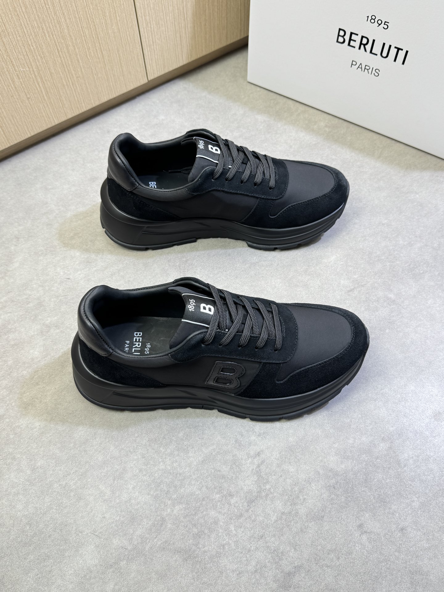 NO:277543,【Berluti】Berluti (Bruti) - High-end quality Original single casual sneakers - Imported upper Napa calfskin, reverse velvet calfskin, brand high mercerized canvas, shoe body sewing brand totem, shoe tongue brand cloth - Inner water dyed cowhide - Outsole ultralight TPU foaming·rubber; Two-color molded sole - Ultra-high quality control·fine workmanship highlights (high-end·noble·grade) -Size 39-44 (38,45, size can be customized)·B0118,,sneakers,cowhide19860909【 Berluti】伯尔鲁帝(布鲁提)  -高端品质 原单休闲运动鞋 -鞋面进口纳帕小牛皮、反绒小牛皮、品牌高丝光帆布匹、鞋身车缝品牌图腾、鞋舌品牌布标 -内里水染牛皮 -大底超轻TPU发泡·橡胶；双色成型大底 -超高品控·做工精细凸显( 高端·贵气·档次 ) -Size 39-44（38,45,码可订做)·B0118,,sneakers,cowhide,Men's shoes