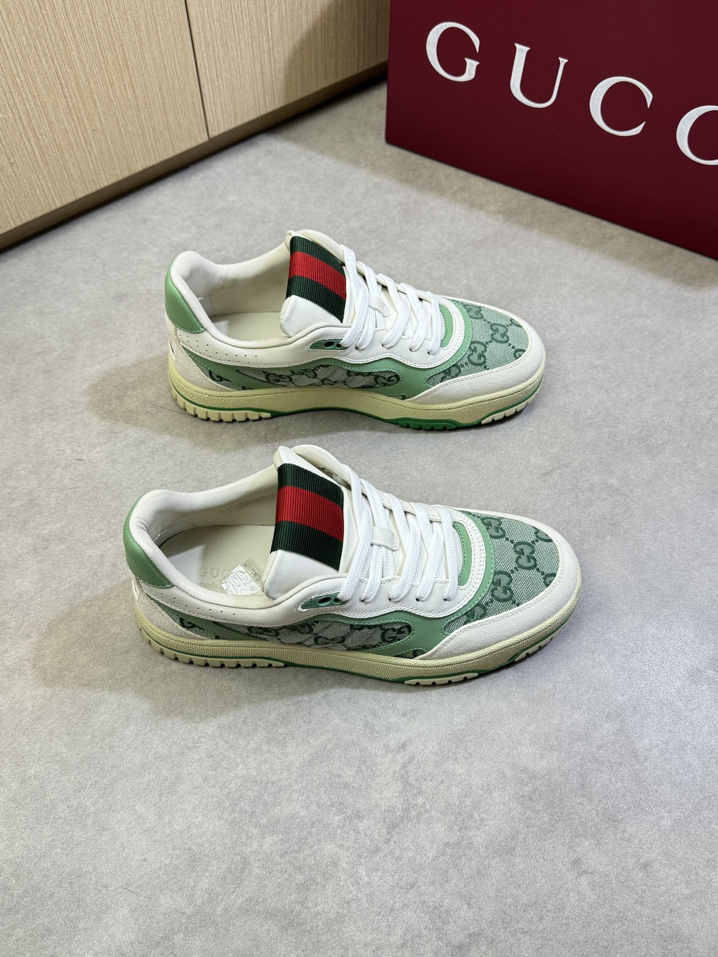 NO:277546,[Gucci] Gucci - High-end quality Original single couple outfit casual sports shoes - Upper Napa calfskin, reverse velvet calfskin, brand totem cloth, heel sewing brand cloth - inner water dyed sheepskin - outsole ultralight TPR·rubber; two-color molded sole - ultra high quality control·fine workmanship highlight (high-end·noble·grade) -Size Women's Size 35-39, men's Size 39-44 (female 40, male 38,45, customizable)·G8877,,gucci,gucci,cowhide,sheepskin19860909【Gucci】古驰 -高端品质 原单情侣装之休闲运动板鞋 -鞋面纳帕小牛皮、反绒小牛皮、品牌图腾布匹、后跟车缝品牌布标 -内里水染羊皮 -大底超轻TPR·橡胶；双色成型大底 -超高品控·做工精细凸显(高端·贵气·档次) -Size 女码35-39、男码39-44（女40,男38,45,可订做)·G8877,,gucci,gucci,cowhide,sheepskin,Men's shoes