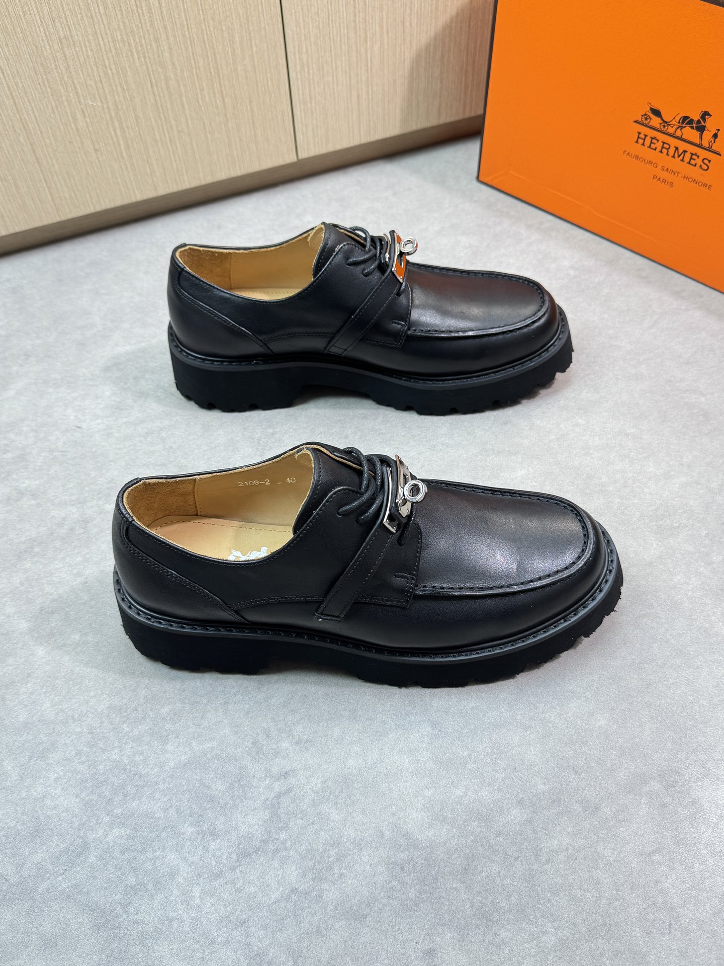 NO:277547,【HERMES】HERMES - High-end quality Original single leather shoes - upper palm pattern calfskin, brand metal fastener horizontal decoration, shoe Dan outer joint stitching - inner water dyed cowhide - outsole ultralight TPU wear-resistant velvet rubber; combined molding outsole - ultra high quality control, fine workmanship highlighted (high-end, noble, grade) -Size 39-44 (38,45, custom made)·H0225,, hermes, hermes, cowhide19860909【 HERMES】爱马仕 -高端品质 原单正装皮鞋 -鞋面手掌纹小牛皮、品牌金属扣件横担装饰、鞋丹外合车缝线 -内里水染牛皮 -大底超轻TPU耐磨绒·橡胶；组合成型大底 -超高品控·做工精细凸显(高端·贵气·档次) -Size 39-44（38,45,可订做)·H0225,,hermes,hermes,cowhide,Men's shoes