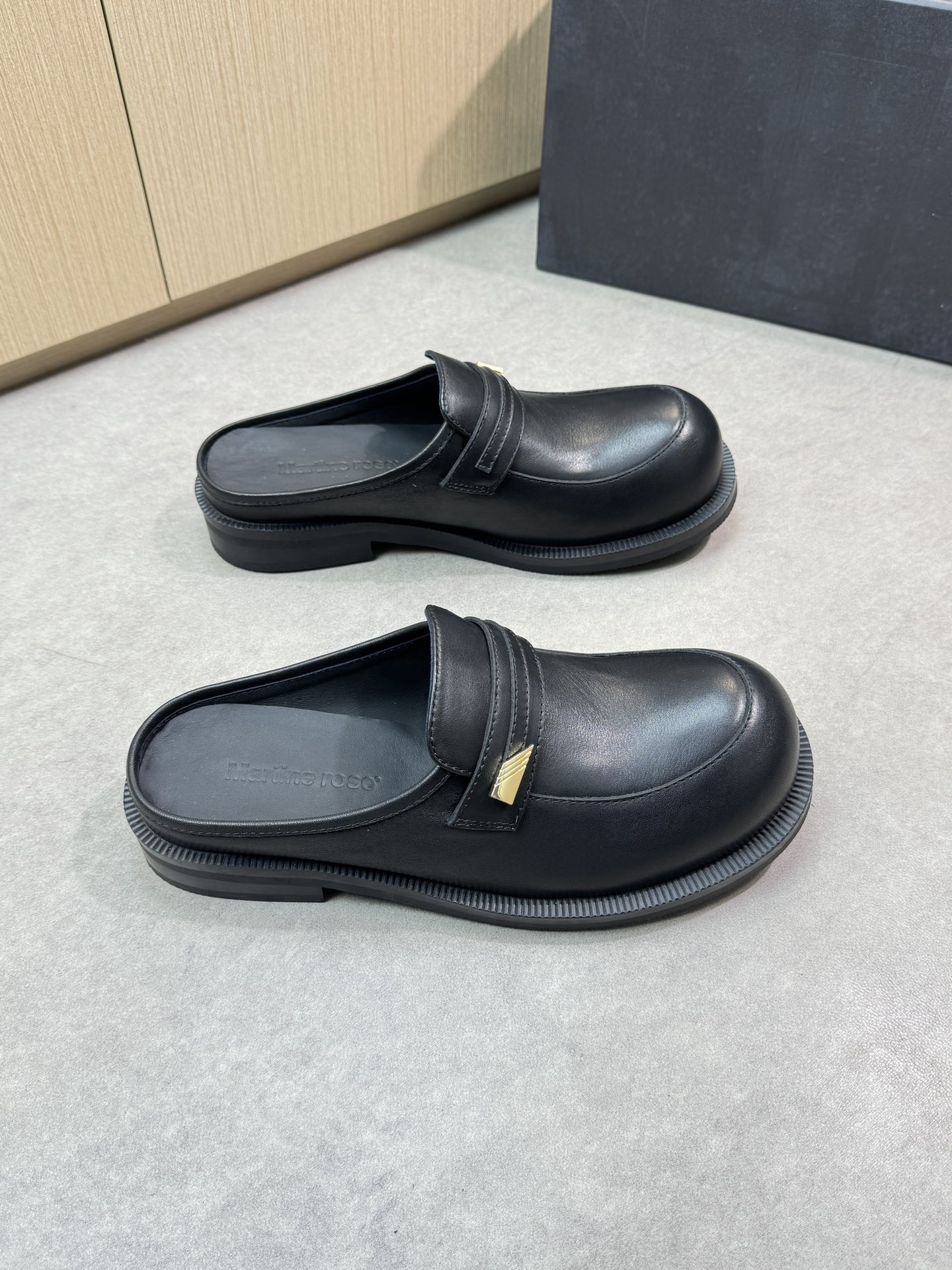 NO:277731,【Martine Rose】Martin Ruth - High-end quality Original single formal semi-sliding leather shoes - Upper Napa calfskin, brand metal cross-fasteners perfectly spliced ​​- Inner water dyed cowhide - Outsole ultra-light TPR·rubber; molded outsole - Ultra-high quality control·fine workmanship highlighted (high-end, noble, grade) -Size 39-44 (38, 45, 46, custom made)·MR0187,,cowhide19860909【 Martine Rose】马丁露丝 -高端品质 原单正装半拖皮鞋 -鞋面纳帕小牛皮、品牌金属横担扣件完美拼接 -内里水染牛皮 -大底超轻TPR·橡胶；成型大底 -超高品控·做工精细凸显(高端·贵气·档次) -Size 39-44（38,45,46,可订做)·MR0187,,cowhide,Men's shoes