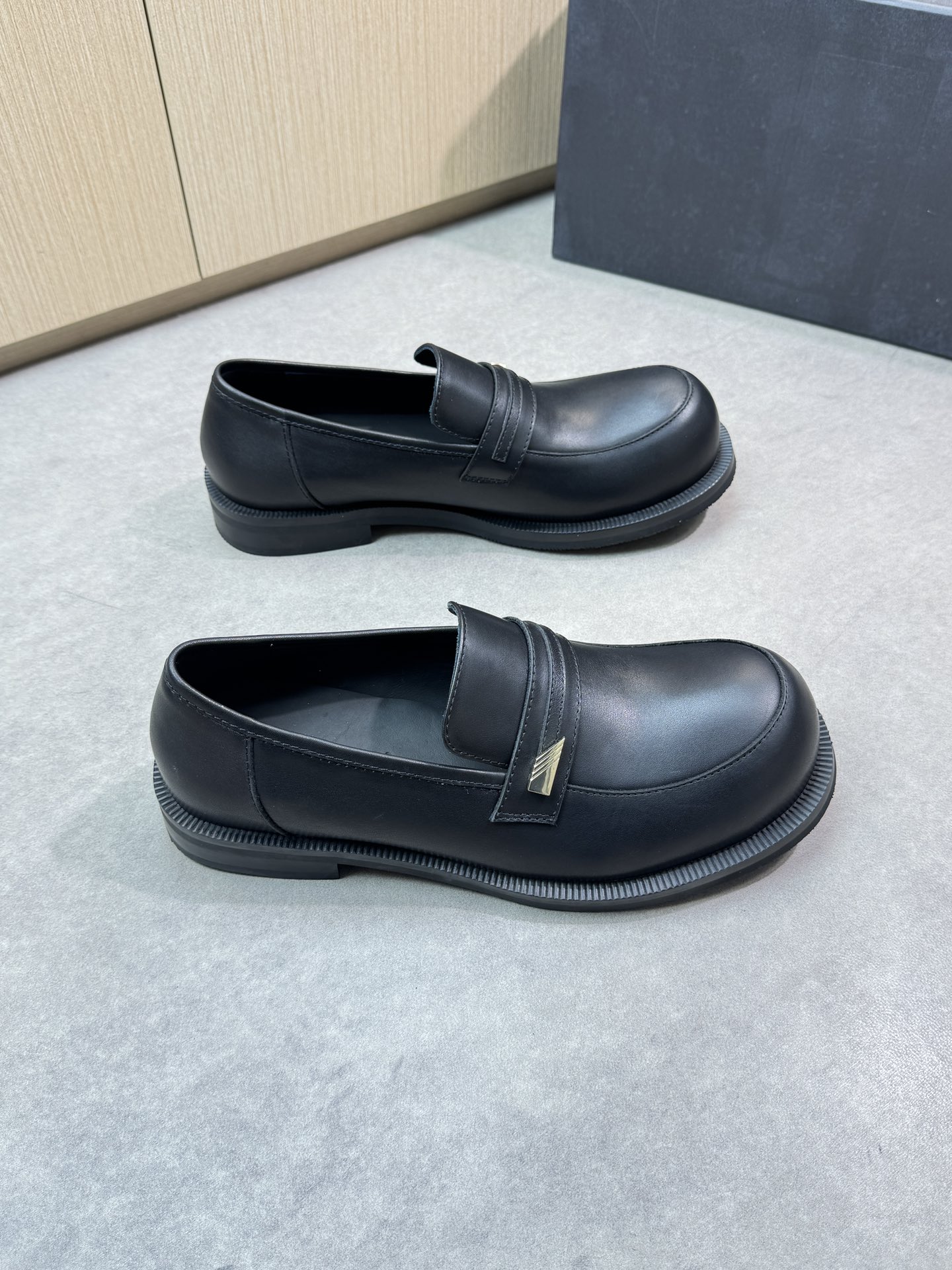 NO:277735,【Martine Rose】Martin Ruth - High-end quality Original single formal leather shoes - Napa calfskin upper, brand metal cross-fasteners perfectly spliced ​​- Inner water dyed cowhide - Outsole ultra-light TPR·rubber; molded outsole - Ultra-high quality control·fine workmanship highlighted (high-end, noble, grade) -Size 39-44 (38, 45, 46, custom made)·MR0187,,cowhide19860909【 Martine Rose】马丁露丝 -高端品质 原单正装皮鞋 -鞋面纳帕小牛皮、品牌金属横担扣件完美拼接 -内里水染牛皮 -大底超轻TPR·橡胶；成型大底 -超高品控·做工精细凸显(高端·贵气·档次) -Size 39-44（38,45,46,可订做)·MR0187,,cowhide,Men's shoes