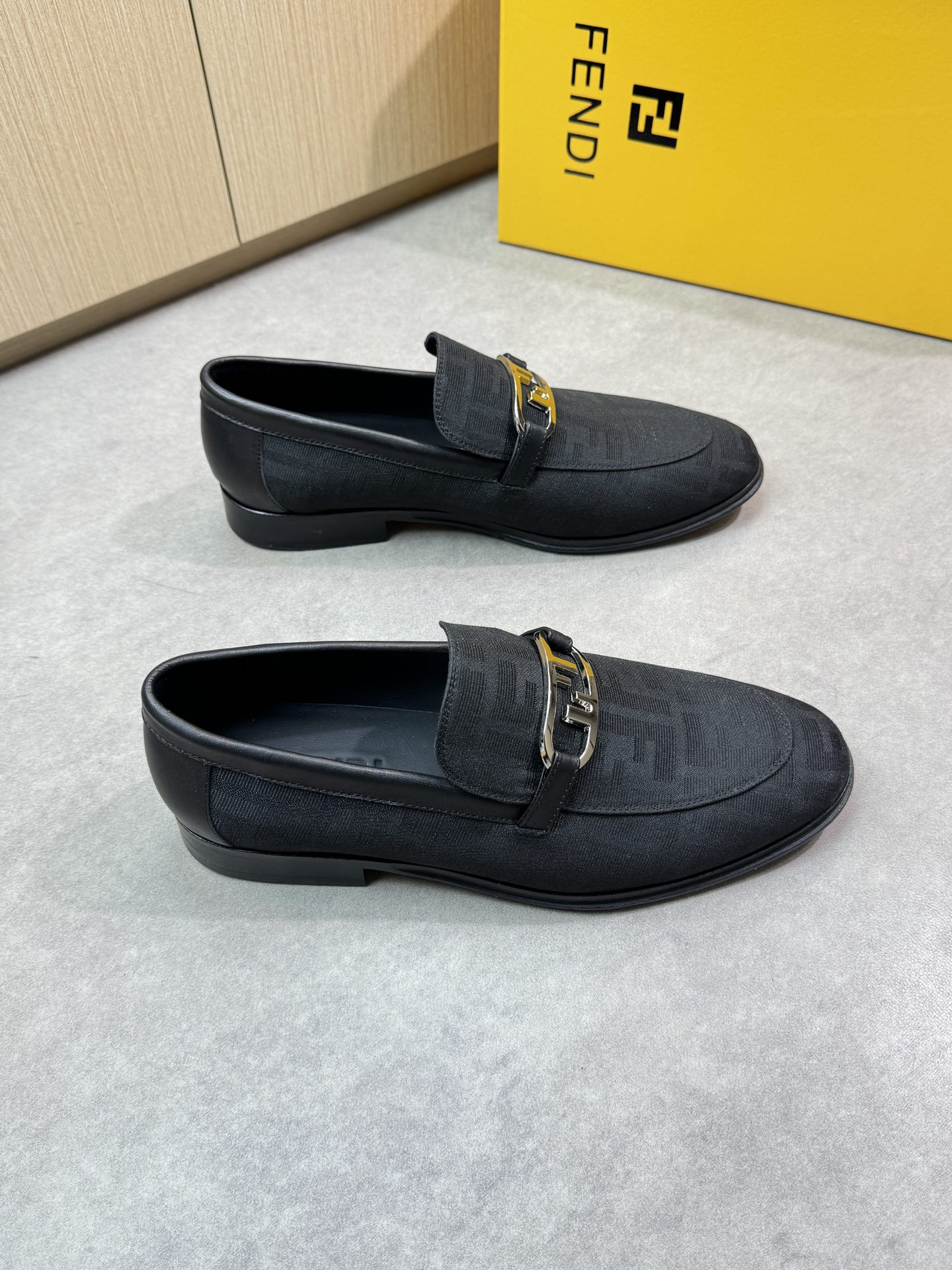 NO:277739,【FENDI】Fendi - High-end quality Original single leather shoes - Upper Napa calfskin, brand totem cloth, metal fastener cross-body - Inner water dyed cowhide - Outsole Ultralight leather·rubber; Combined molded leather outsole - Ultra high quality control·fine workmanship highlighted (high-end, noble, grade) -Size 39-44 (38, 45, 46 can be customized)·0200,,fendi,fendi,cowhide,Leather soles19860909【FENDI】芬迪 -高端品质 原单正装皮鞋 -鞋面纳帕小牛皮、品牌图腾布匹、金属扣件横担 -内里水染牛皮 -大底 超轻真皮·橡胶；组合成型真皮大底 -超高品控·做工精细凸显(高端·贵气·档次) -Size 39-44（38,45,46可订做)·0200,,fendi,fendi,cowhide,Leather soles,Men's shoes