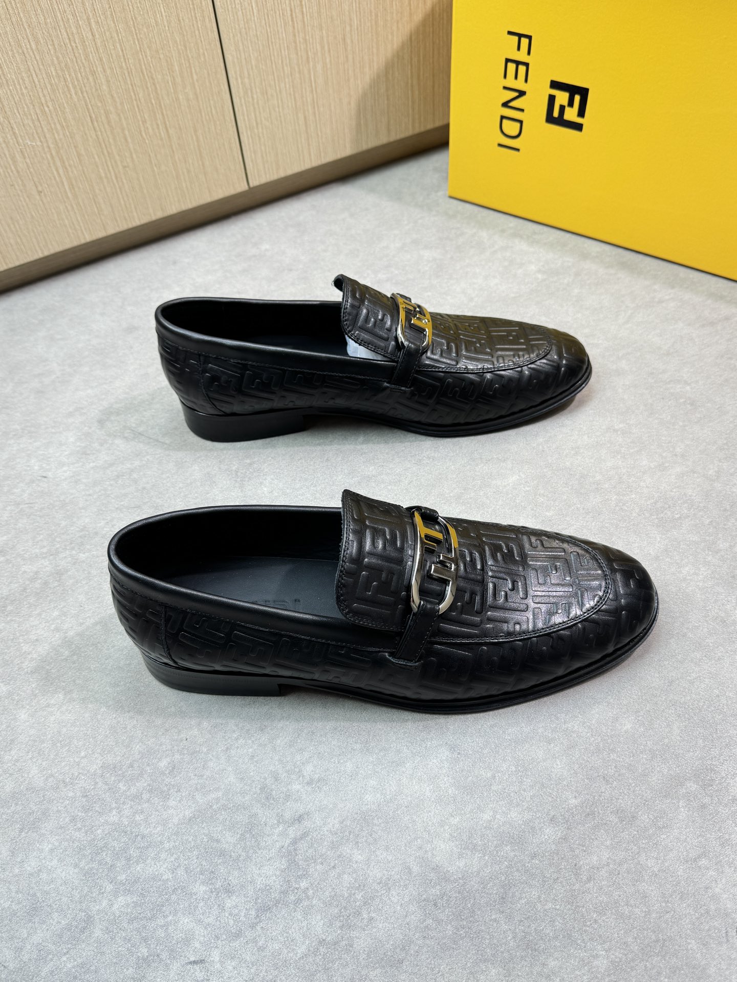 NO:277742,【FENDI】Fendi - High-end quality Original single leather shoes - Upper Napa calfskin, air compressor brand totem, metal fastener cross-body - Inner water dyed cowhide - Outsole Ultralight leather·rubber; Combined molded leather outsole - Ultra high quality control·fine workmanship highlighted (high-end·noble·grade) -Size 39-44 (38,45,46 can be customized)·0200,,fendi,fendi,cowhide,Leather soles19860909【FENDI】芬迪 -高端品质 原单正装皮鞋 -鞋面纳帕小牛皮、空压品牌图腾、金属扣件横担 -内里水染牛皮 -大底 超轻真皮·橡胶；组合成型真皮大底 -超高品控·做工精细凸显(高端·贵气·档次) -Size 39-44（38,45,46可订做)·0200,,fendi,fendi,cowhide,Leather soles,Men's shoes