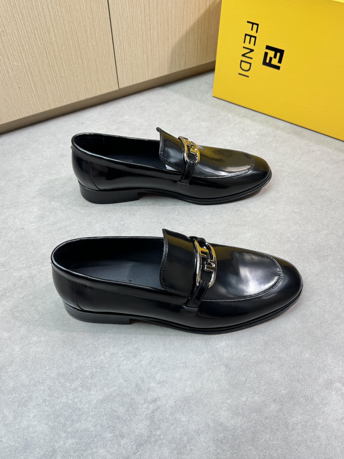 NO:277747,【FENDI】Fendi - High-end quality Original single leather shoes - Upper open-edged beaded calfskin, air-pressure brand totem, metal fastener cross-button - Inner water dyed cowhide - Outsole Ultralight leather·rubber; Combined molded leather outsole - Ultra high quality control·fine workmanship highlighted (high-end, noble, grade) -Size 39-44 (38, 45, 46 can be customized)·0200,,fendi,fendi,cowhide,Leather soles19860909【FENDI】芬迪 -高端品质 原单正装皮鞋 -鞋面开边珠小牛皮、空压品牌图腾、金属扣件横担 -内里水染牛皮 -大底 超轻真皮·橡胶；组合成型真皮大底 -超高品控·做工精细凸显(高端·贵气·档次) -Size 39-44（38,45,46可订做)·0200,,fendi,fendi,cowhide,Leather soles,Men's shoes