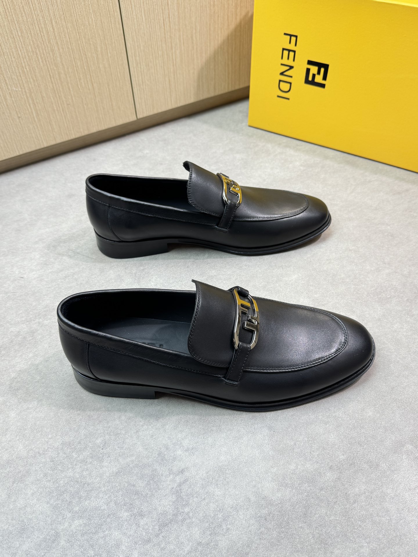 NO:277752,【FENDI】Fendi - High-end quality Original single leather shoes - Upper Napa calfskin, metal fastener cross-body - Inner water dyed cowhide - Outsole Ultralight leather·rubber; Combined molded leather outsole - Ultra high quality control·fine workmanship highlighted (high-end, noble, grade) -Size 39-44 (38,45,46 can be customized)·0200,,fendi,fendi,cowhide,Leather soles19860909【FENDI】芬迪 -高端品质 原单正装皮鞋 -鞋面纳帕小牛皮、金属扣件横担 -内里水染牛皮 -大底 超轻真皮·橡胶；组合成型真皮大底 -超高品控·做工精细凸显(高端·贵气·档次) -Size 39-44（38,45,46可订做)·0200,,fendi,fendi,cowhide,Leather soles,Men's shoes