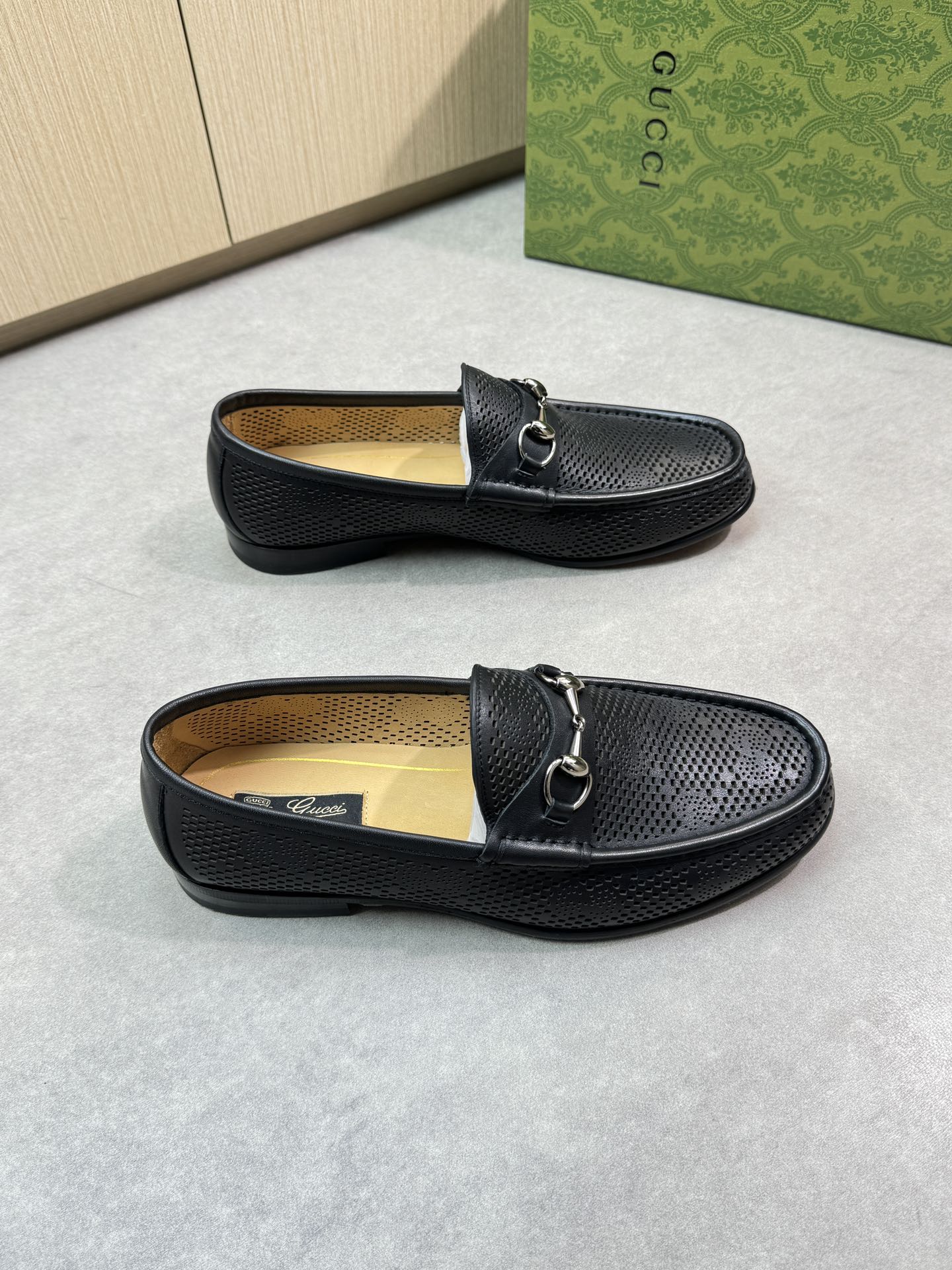 NO:277758,【Gucci】Gucci - High-end quality Original single leather shoes - Upper Napa calfskin. Laser punched brand totem, metal fastener cross-body, shoe Dan hand-stitched string sewing mark thread - Inner water dyed cowhide - Outsole Ultralight leather·rubber; Combined molded leather outsole - Ultra high quality control·fine workmanship highlighted (high-end·noble·grade) -Size 39-44 (38,45,46 can be customized)·0200,,gucci,gucci,cowhide,Leather soles19860909【Gucci】古驰 -高端品质 原单正装皮鞋 -鞋面纳帕小牛皮.激光打孔品牌图腾、金属扣件横担、鞋丹手工串缝马克线 -内里水染牛皮 -大底 超轻真皮·橡胶；组合成型真皮大底 -超高品控·做工精细凸显(高端·贵气·档次) -Size 39-44（38,45,46可订做)·0200,,gucci,gucci,cowhide,Leather soles,Men's shoes